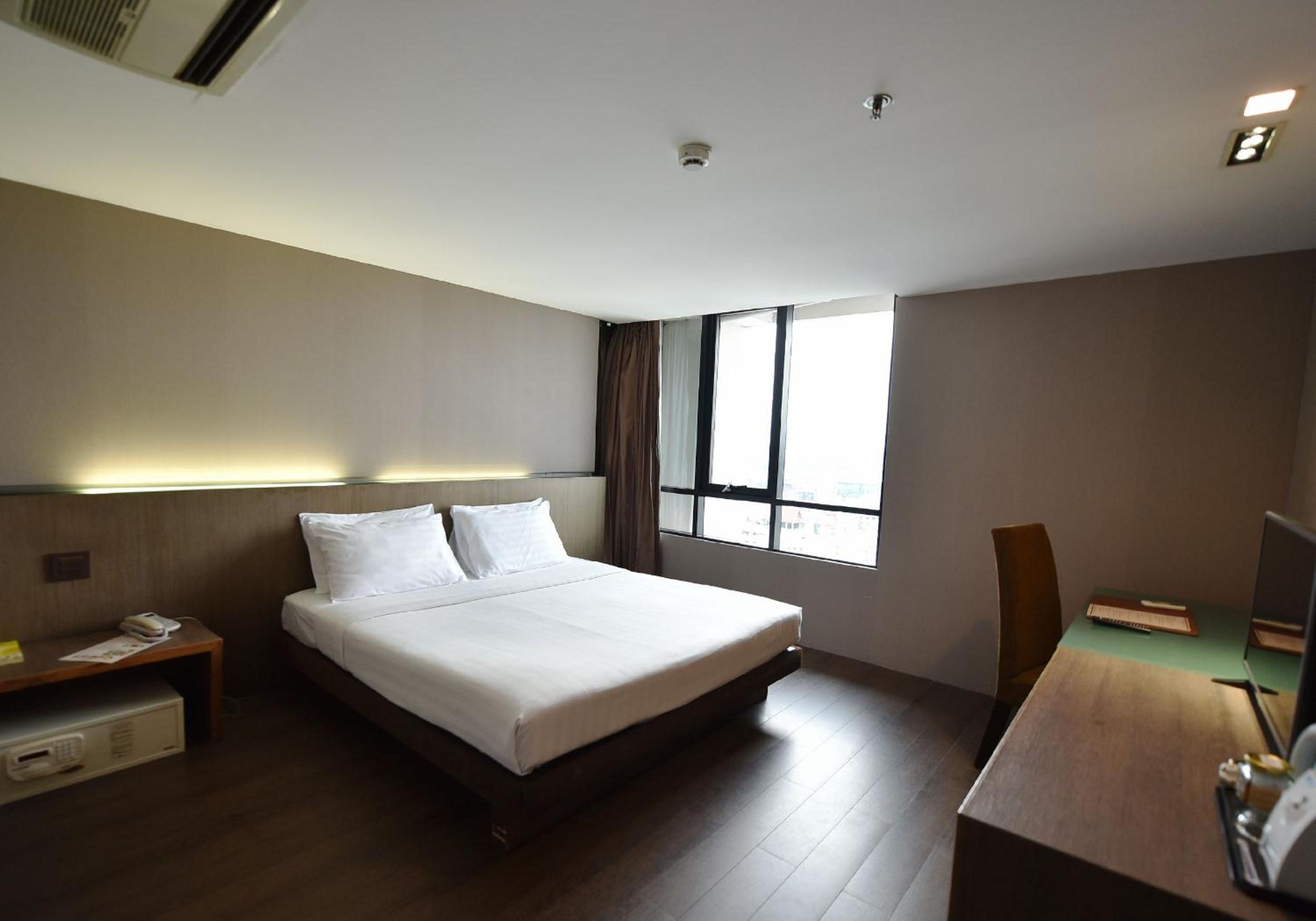 Deluxe King Room photo 1