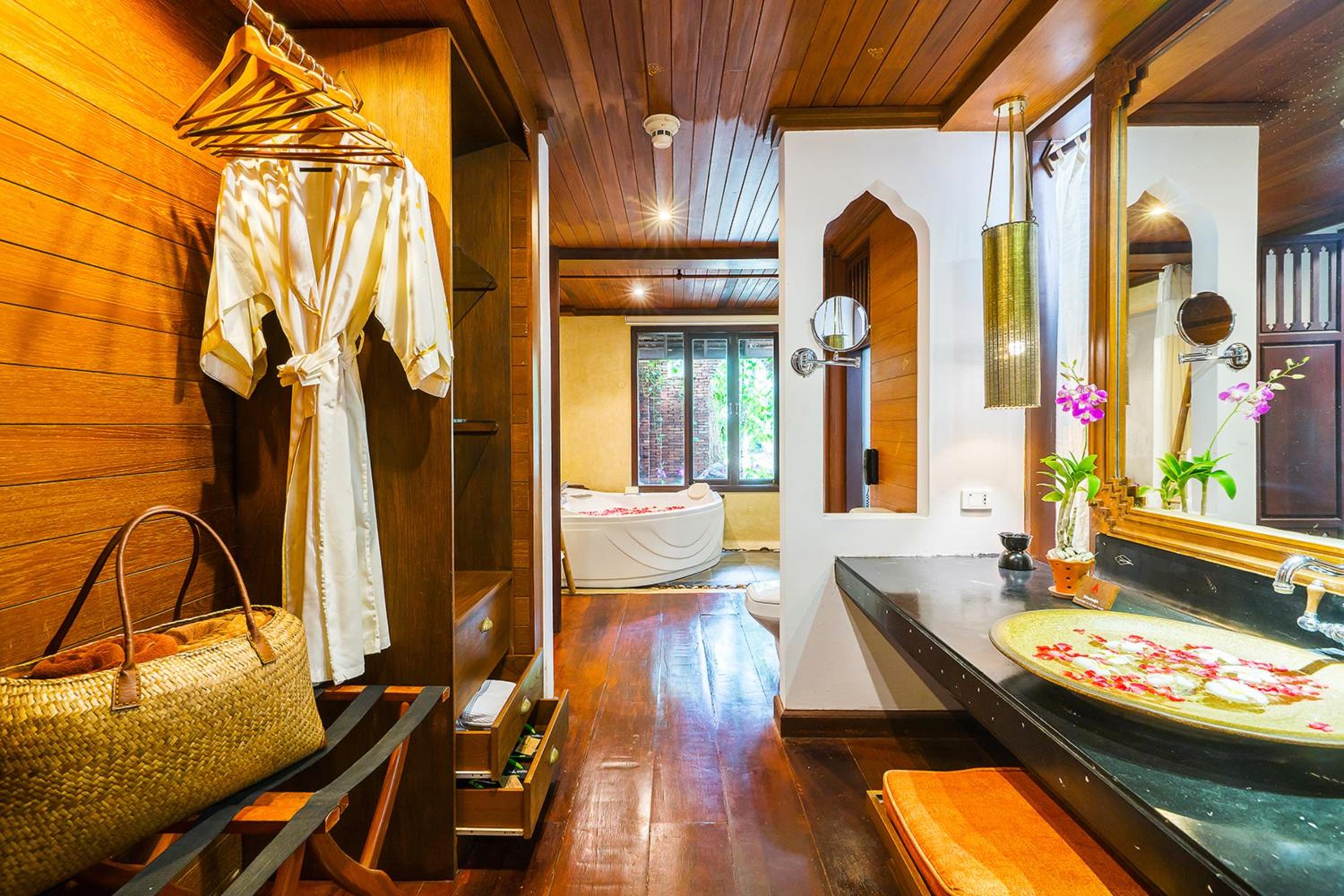 Grand Suite with Pool View - Photo 3
