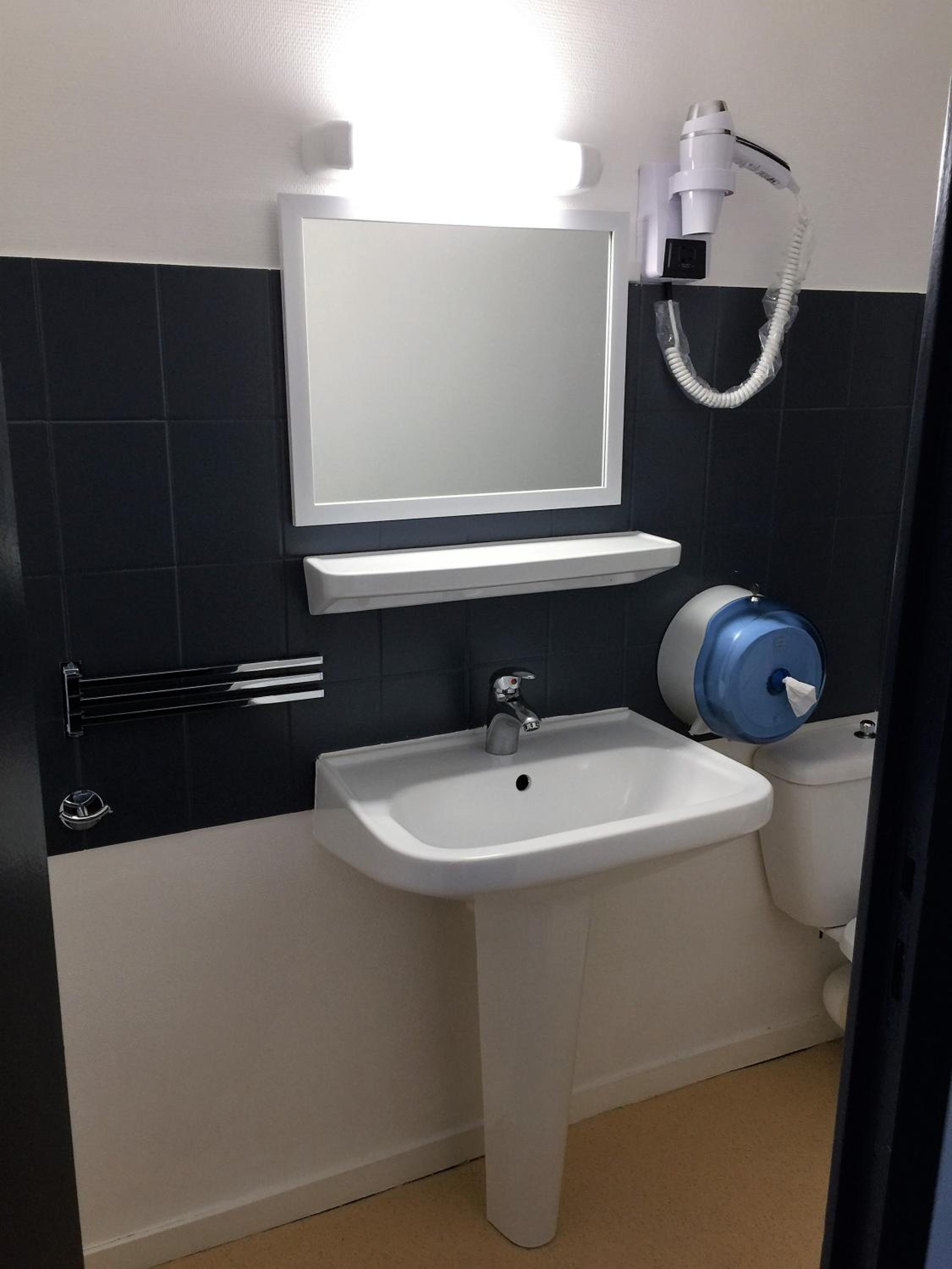 Standard Double Room - Photo 6