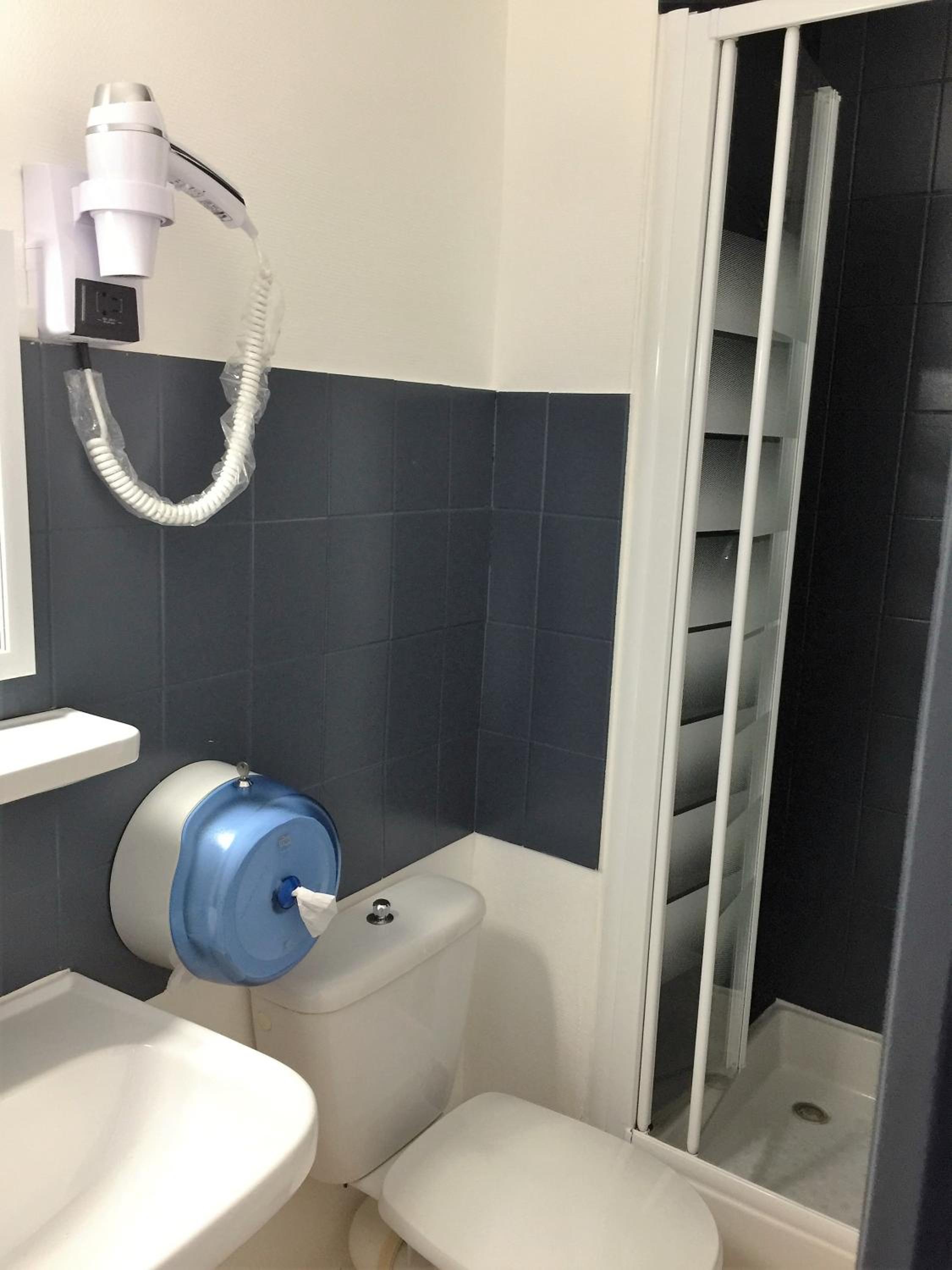 Standard Double Room - Photo 7
