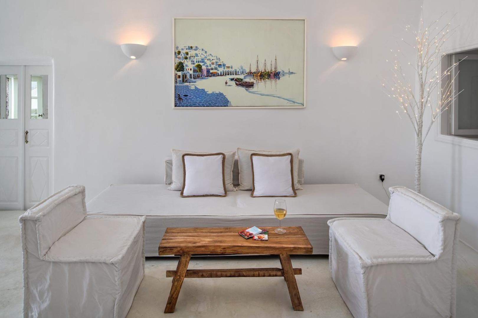 Two-Bedroom Cave House with Caldera View