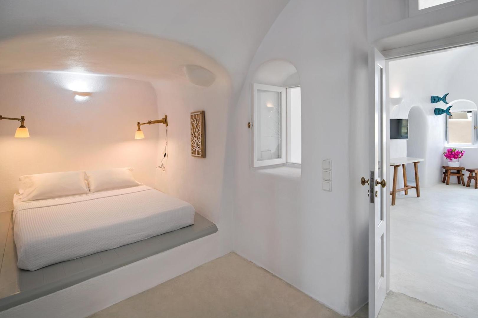 Two-Bedroom Cave House with Caldera View photo 2