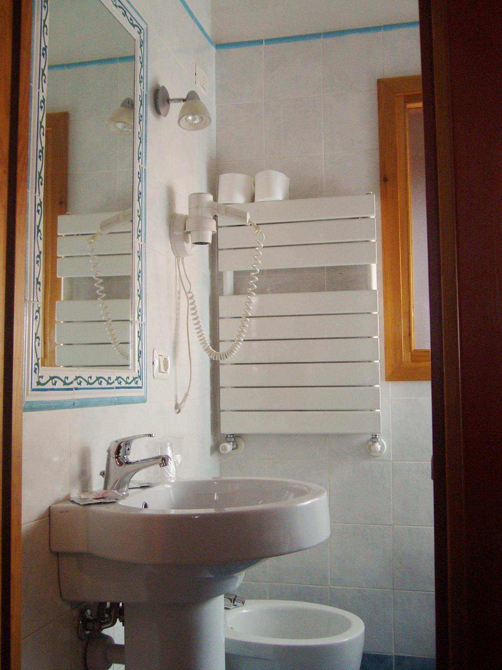 Double or Twin Room - Photo 9