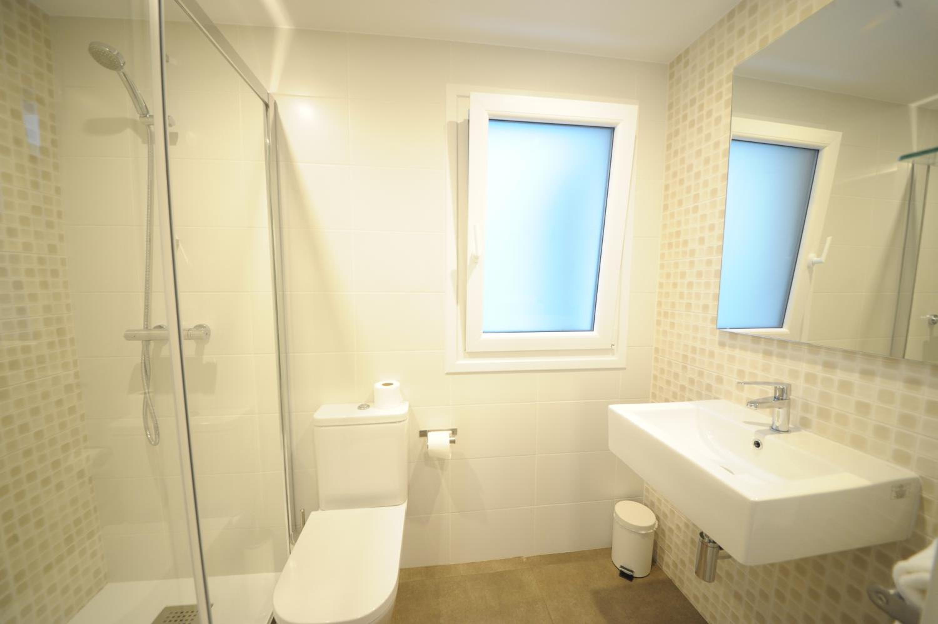 Twin Room with Private Bathroom - Photo 2