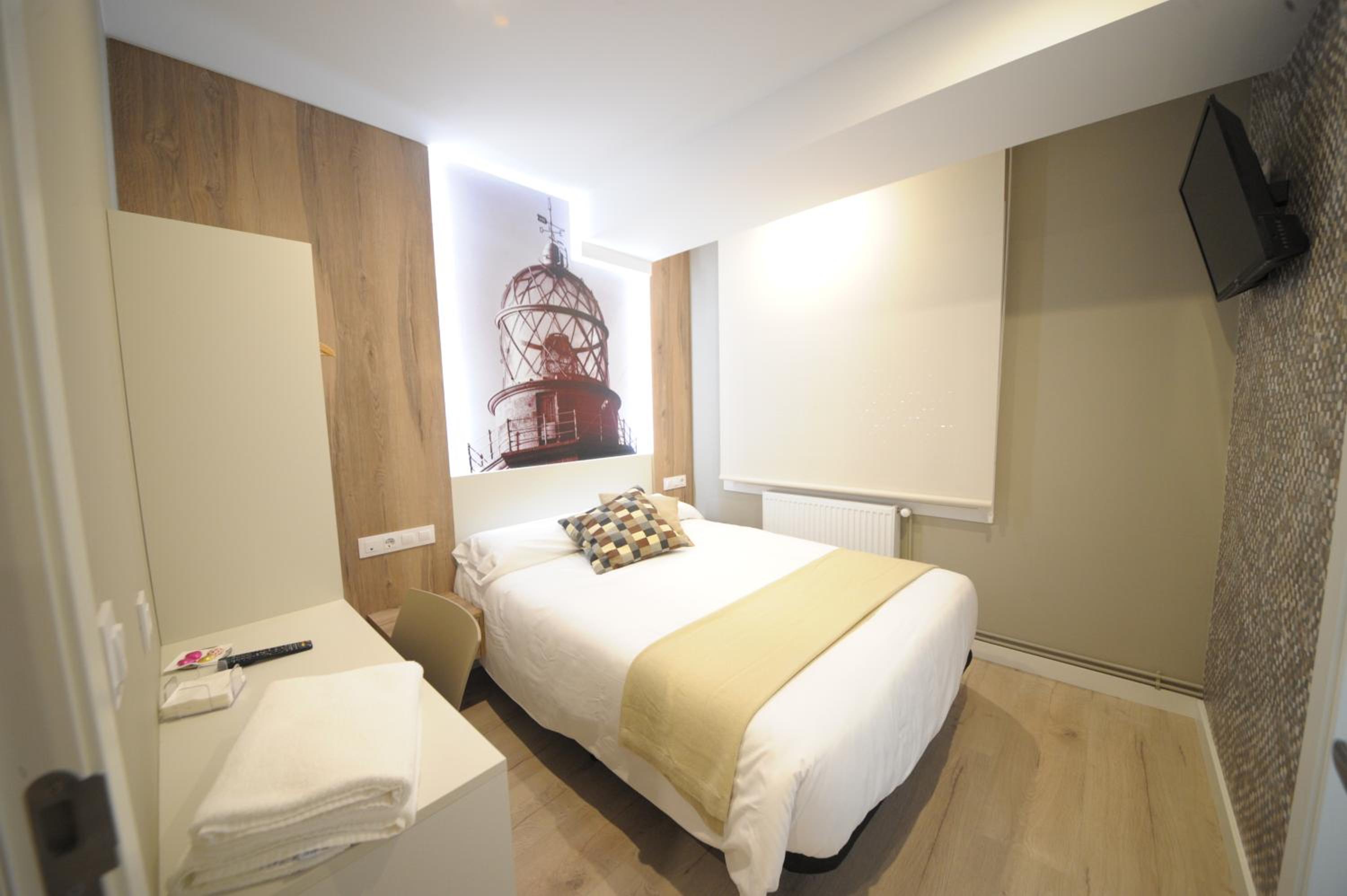 Single Room with Private Bathroom photo 2