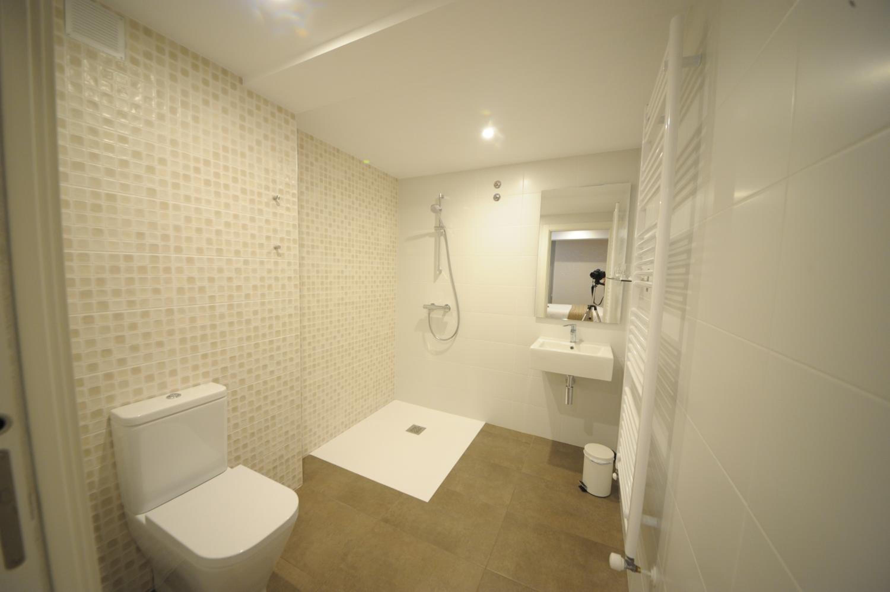 King Room with Roll-In Shower - Disability Access - Photo 5