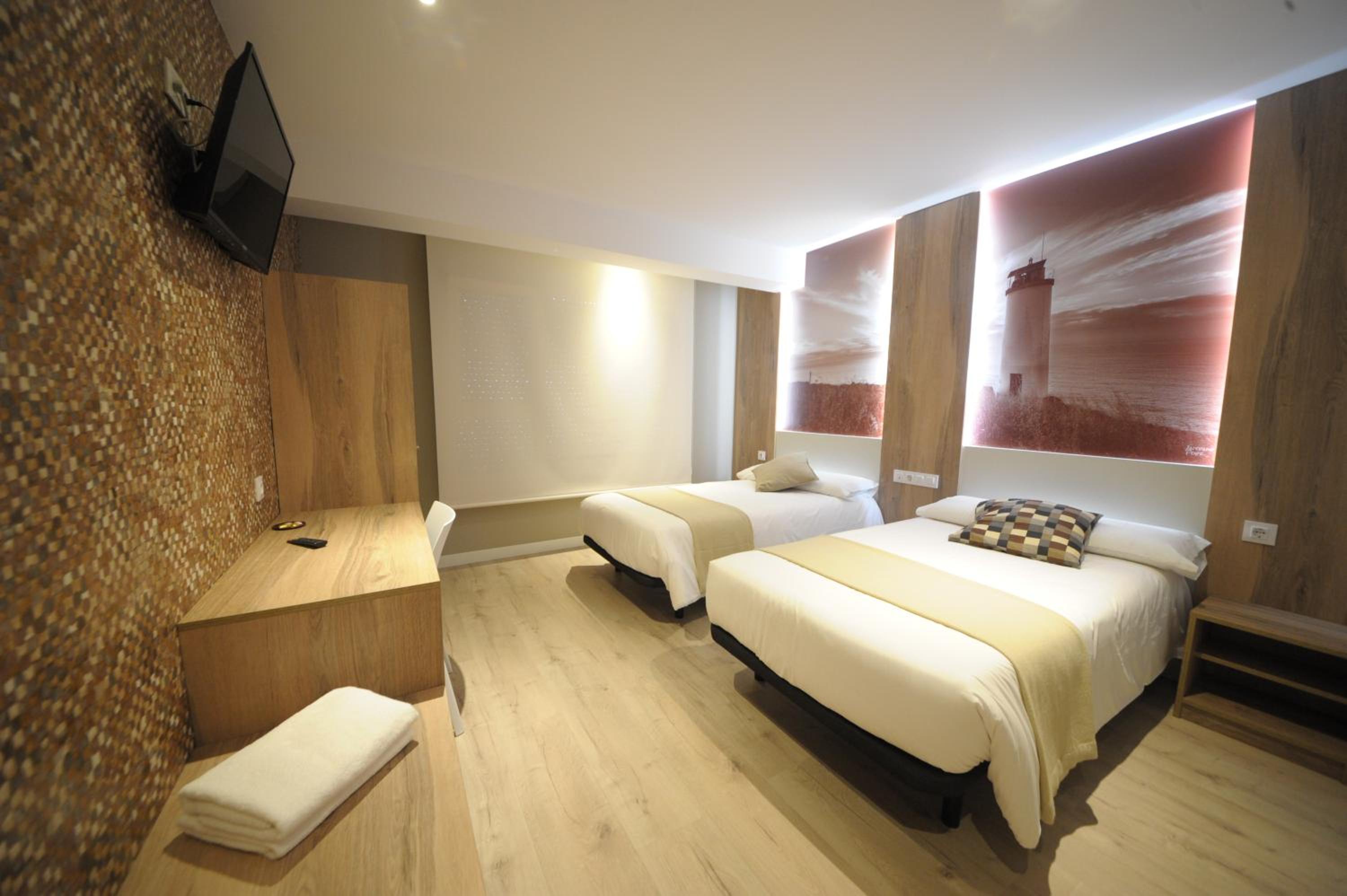 Twin Room with Private Bathroom - Photo 5