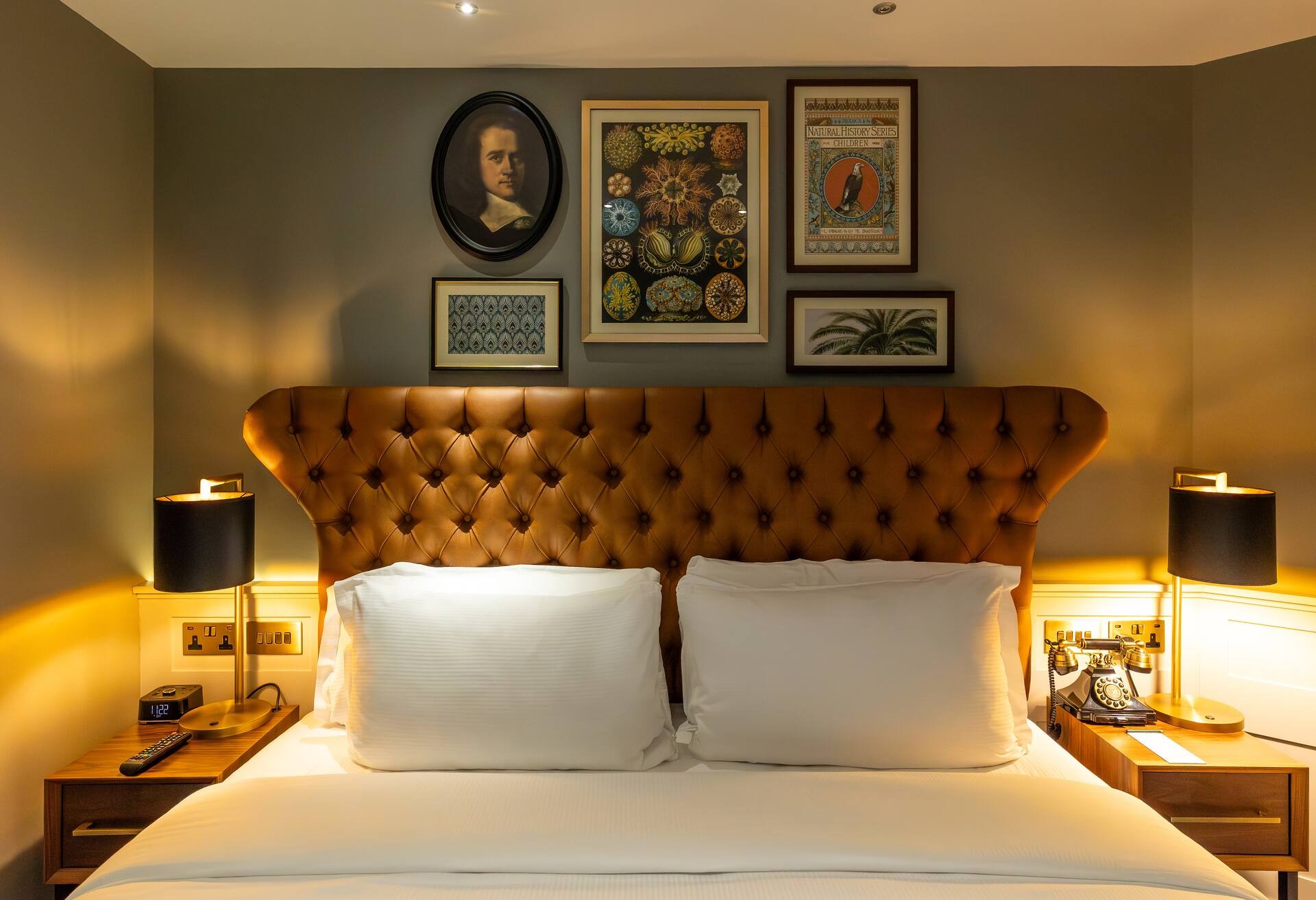 1 Queen Bed Townhouse Studio photo 3