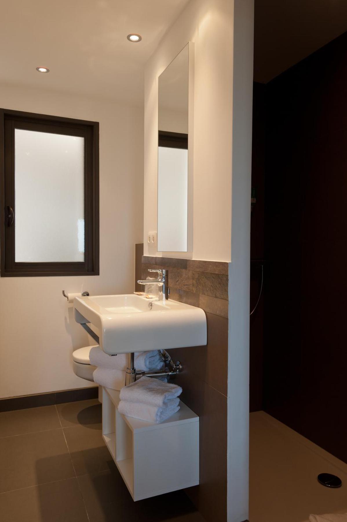 One-Bedroom Apartment (4 Adults) - Photo 8