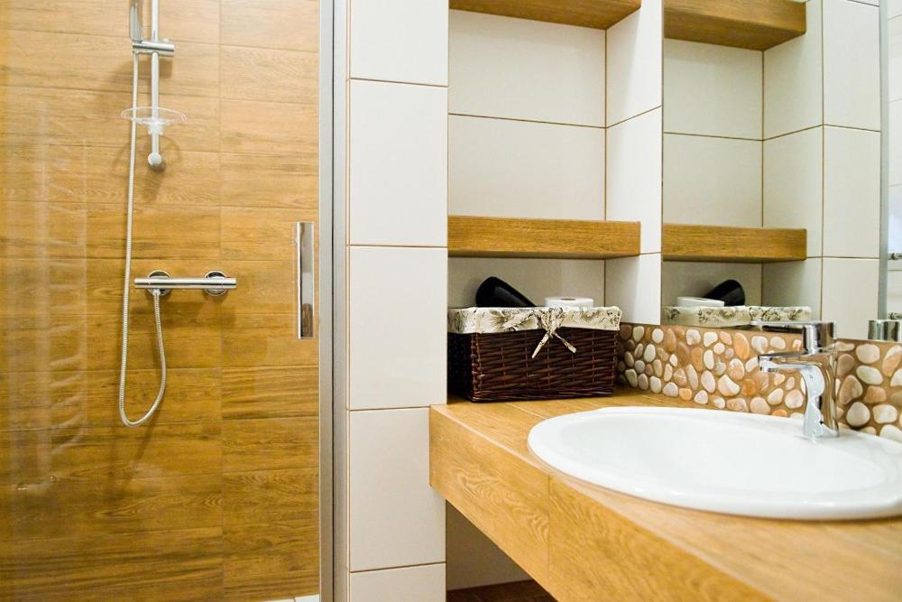 Double Room with Private Bathroom - Photo 8