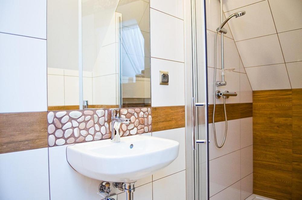Triple Room with Private Bathroom - Photo 7