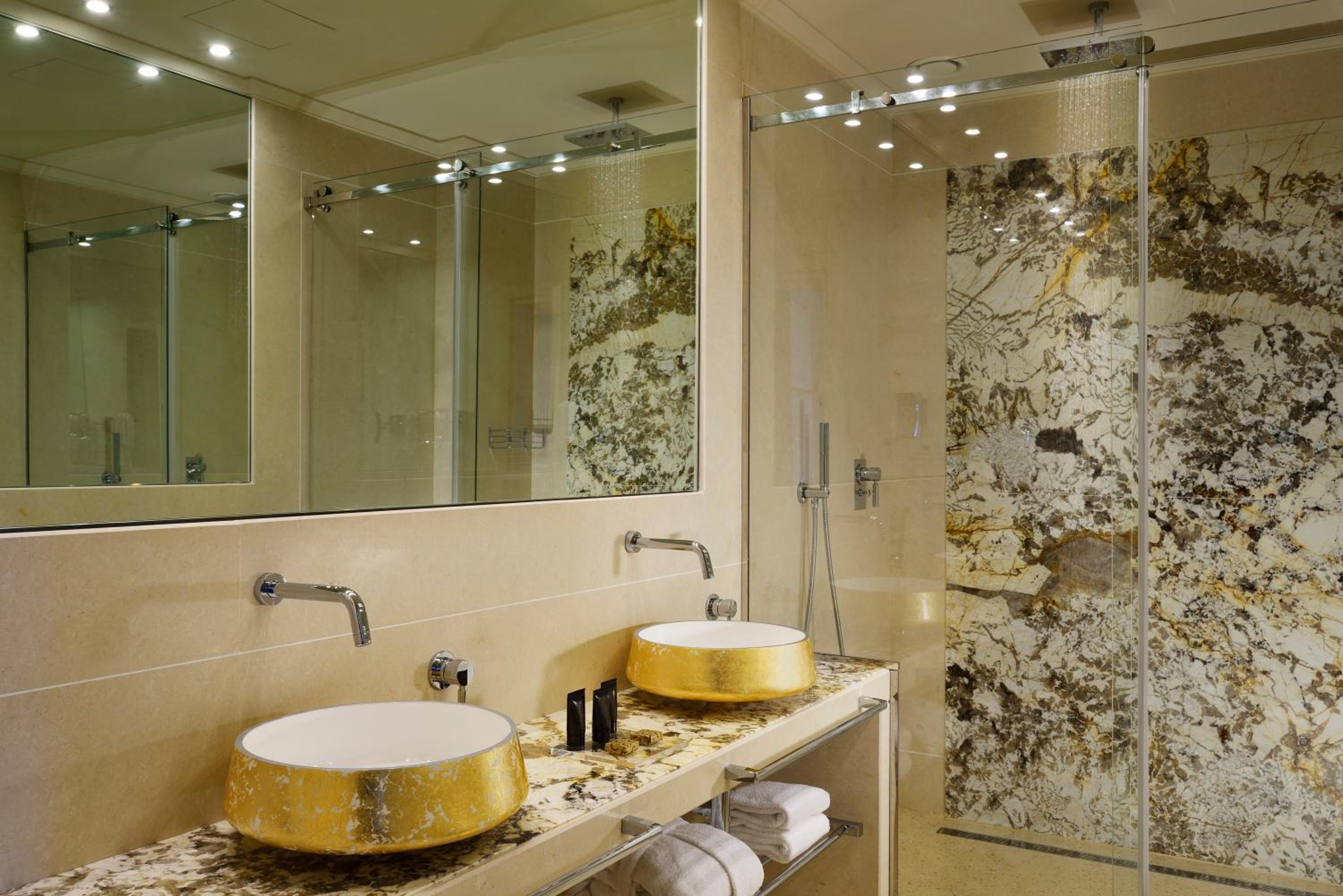 Suite - Photo 12