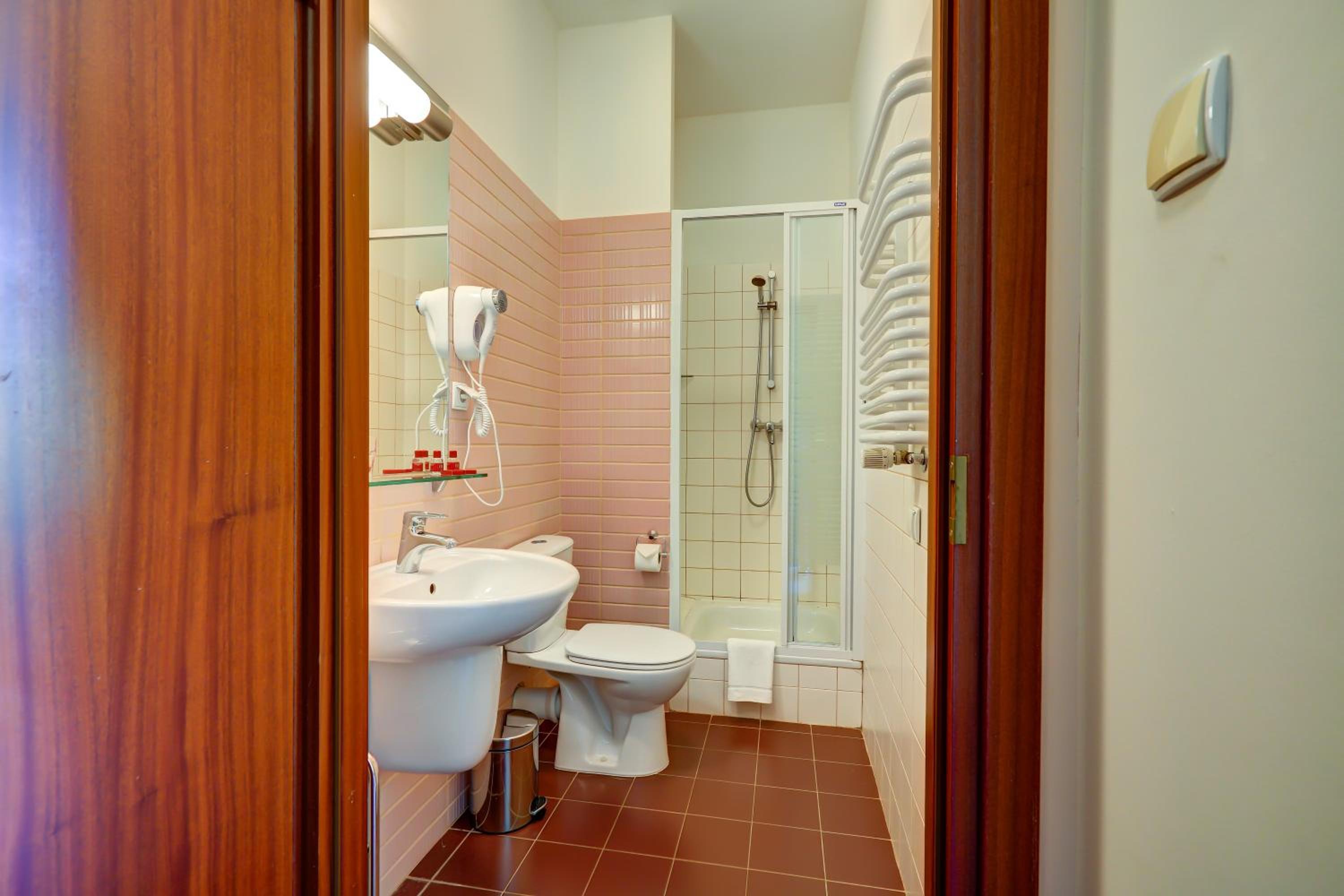 Deluxe Double Room with Shower photo 2