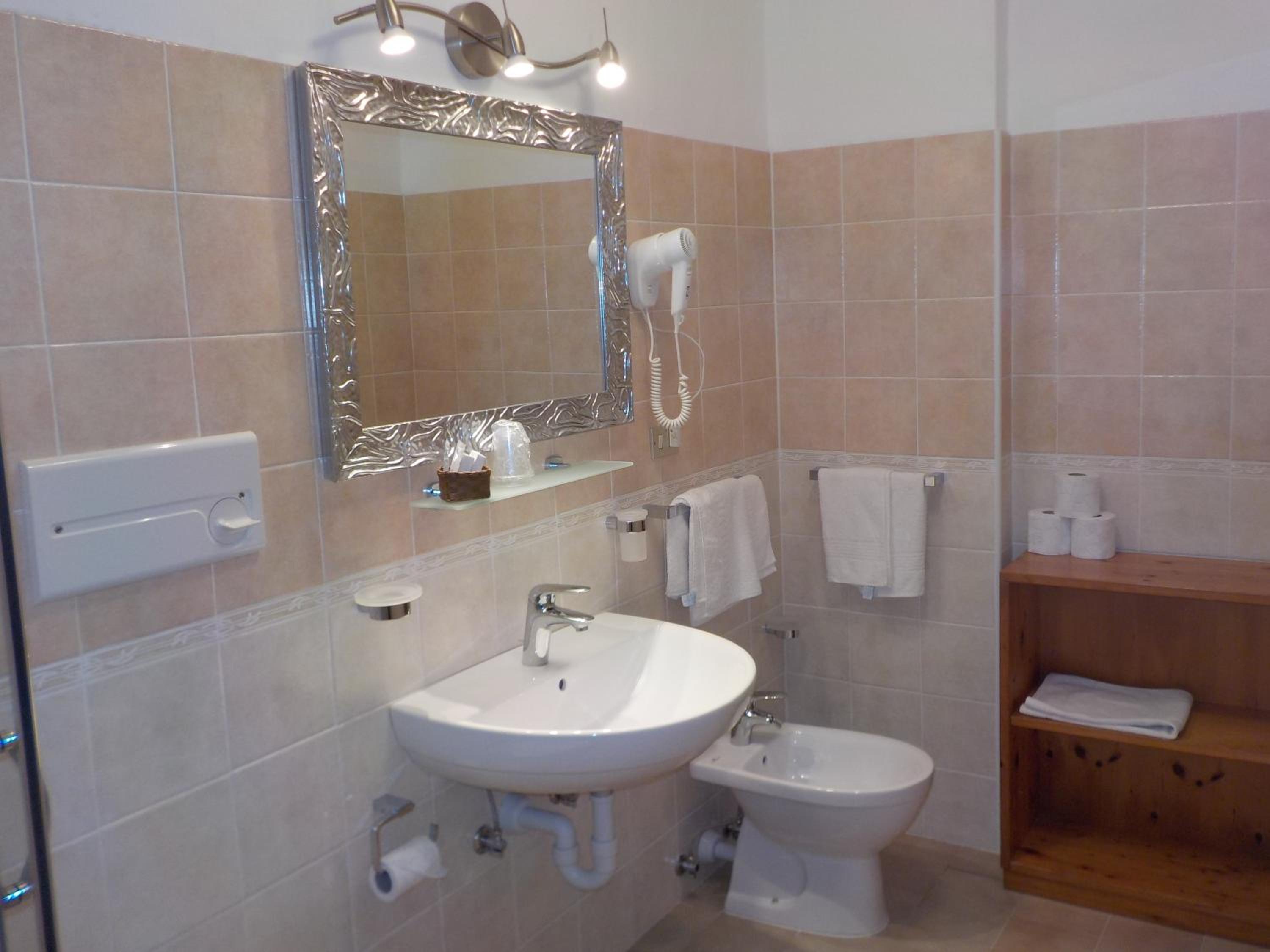 Double or Twin Room with Pool View - Photo 5