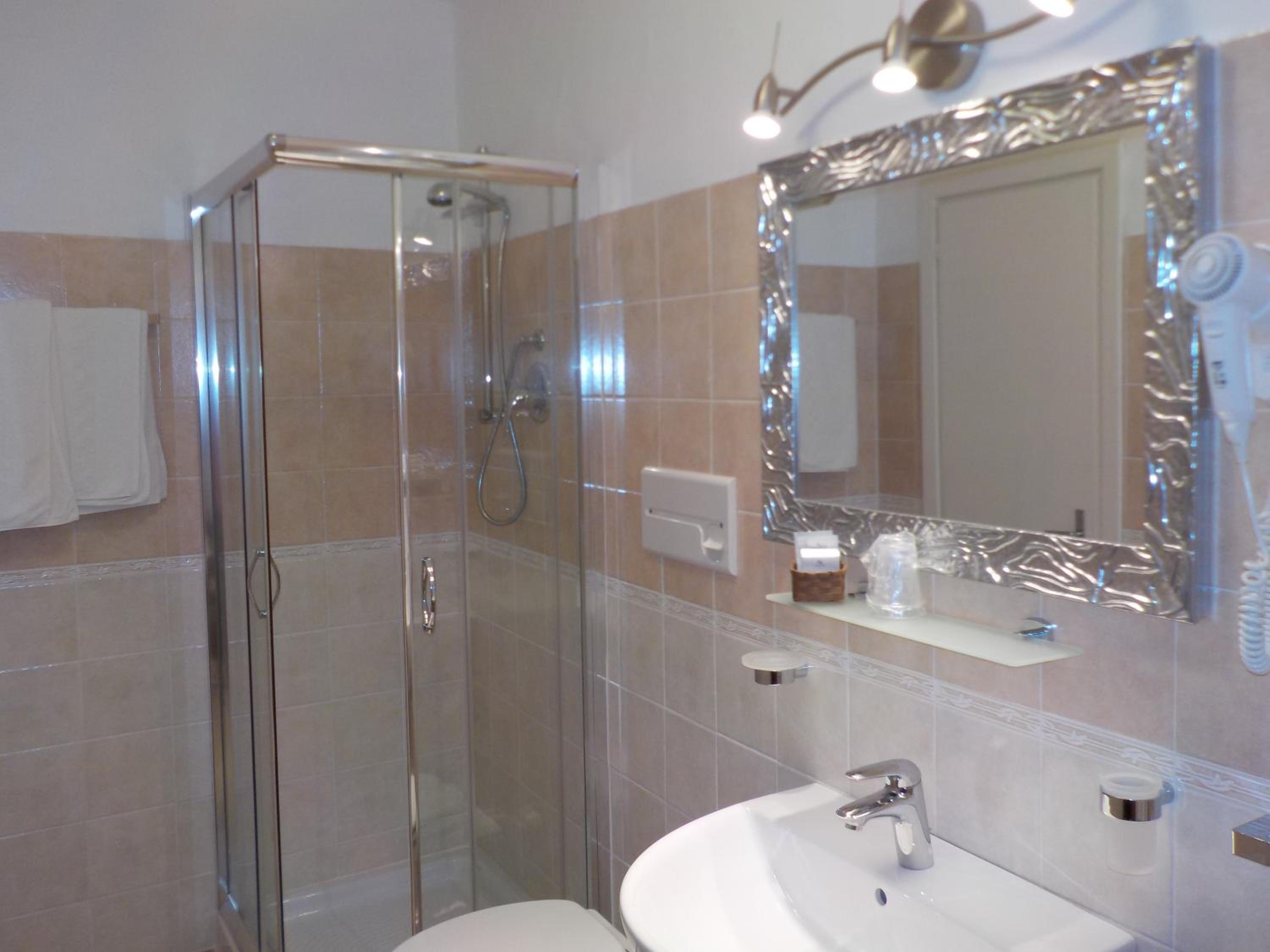 Double or Twin Room with Pool View - Photo 8