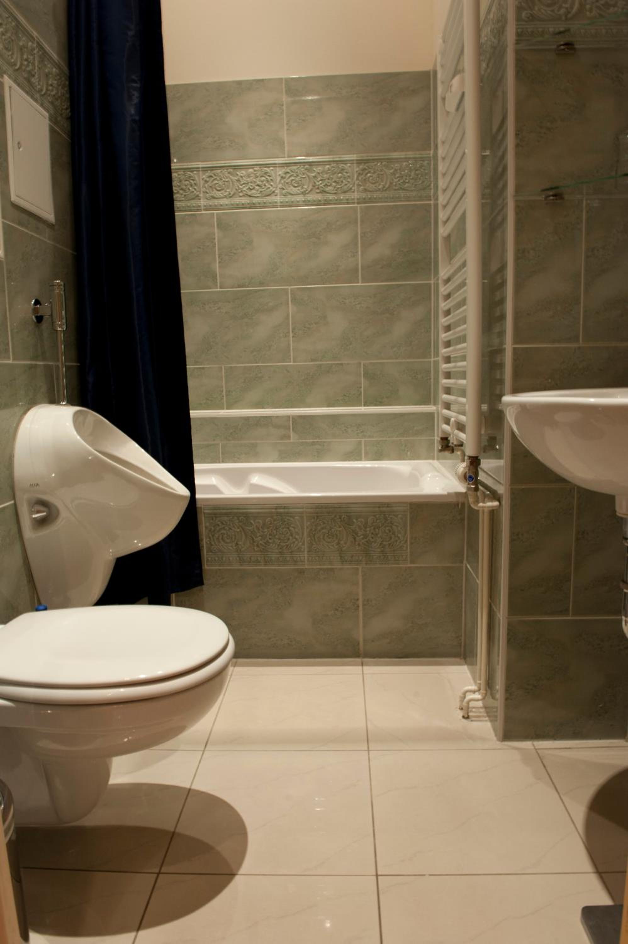 Family Room with Shared Bathroom photo 3