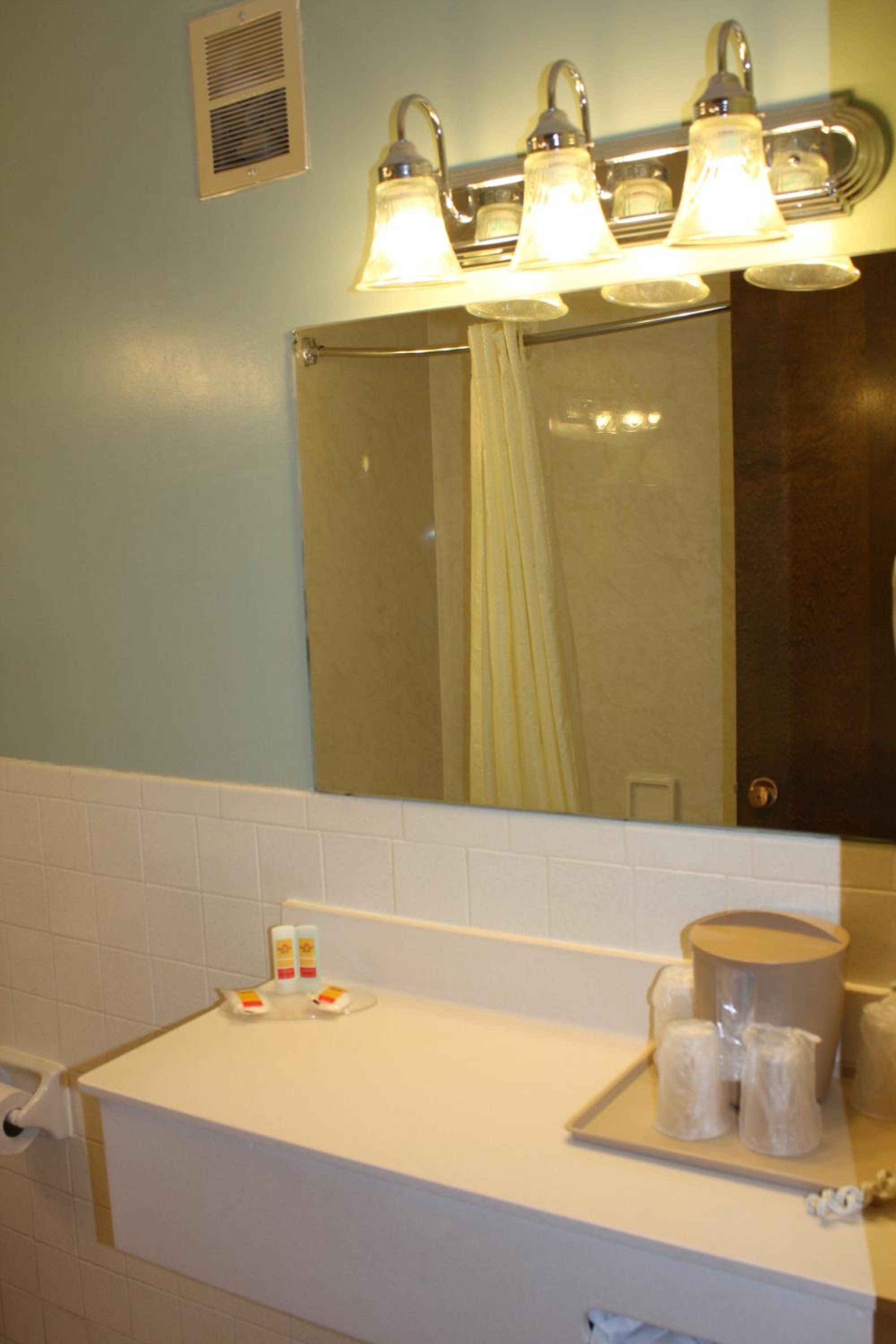Standard Queen Room - Photo 4