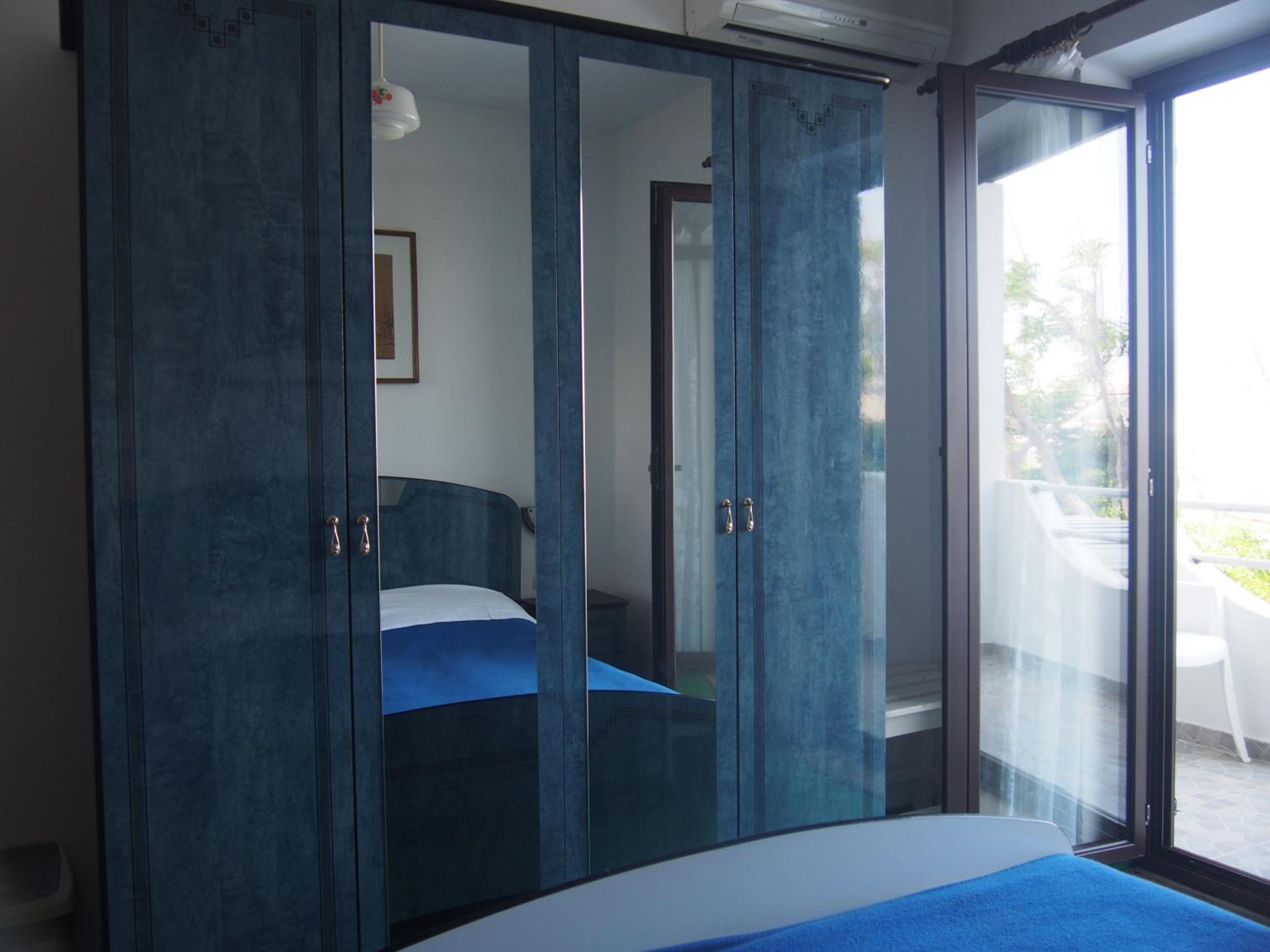 Double Room with Balcony and Sea View - Photo 10
