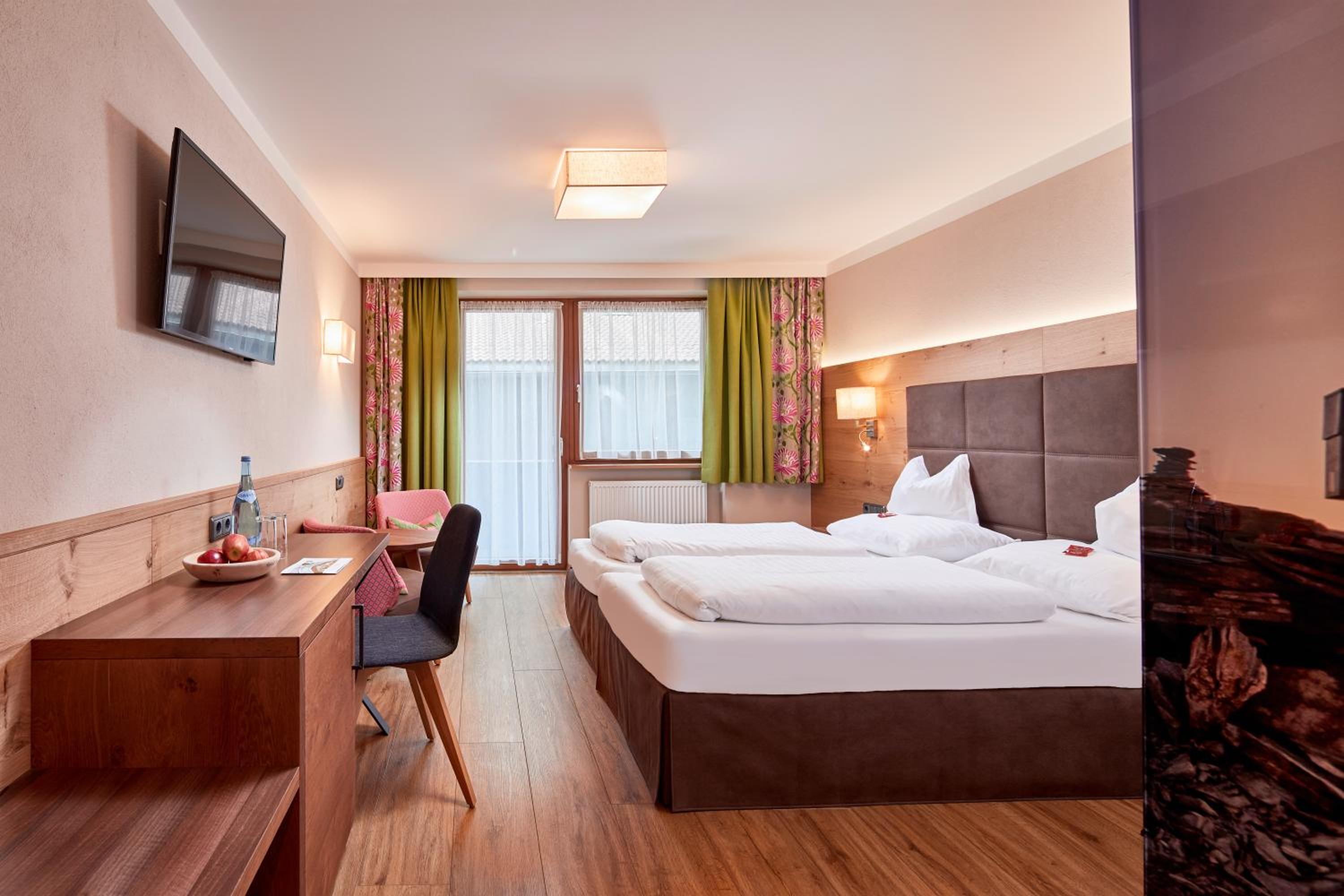 Double Room with Balcony - Photo 3