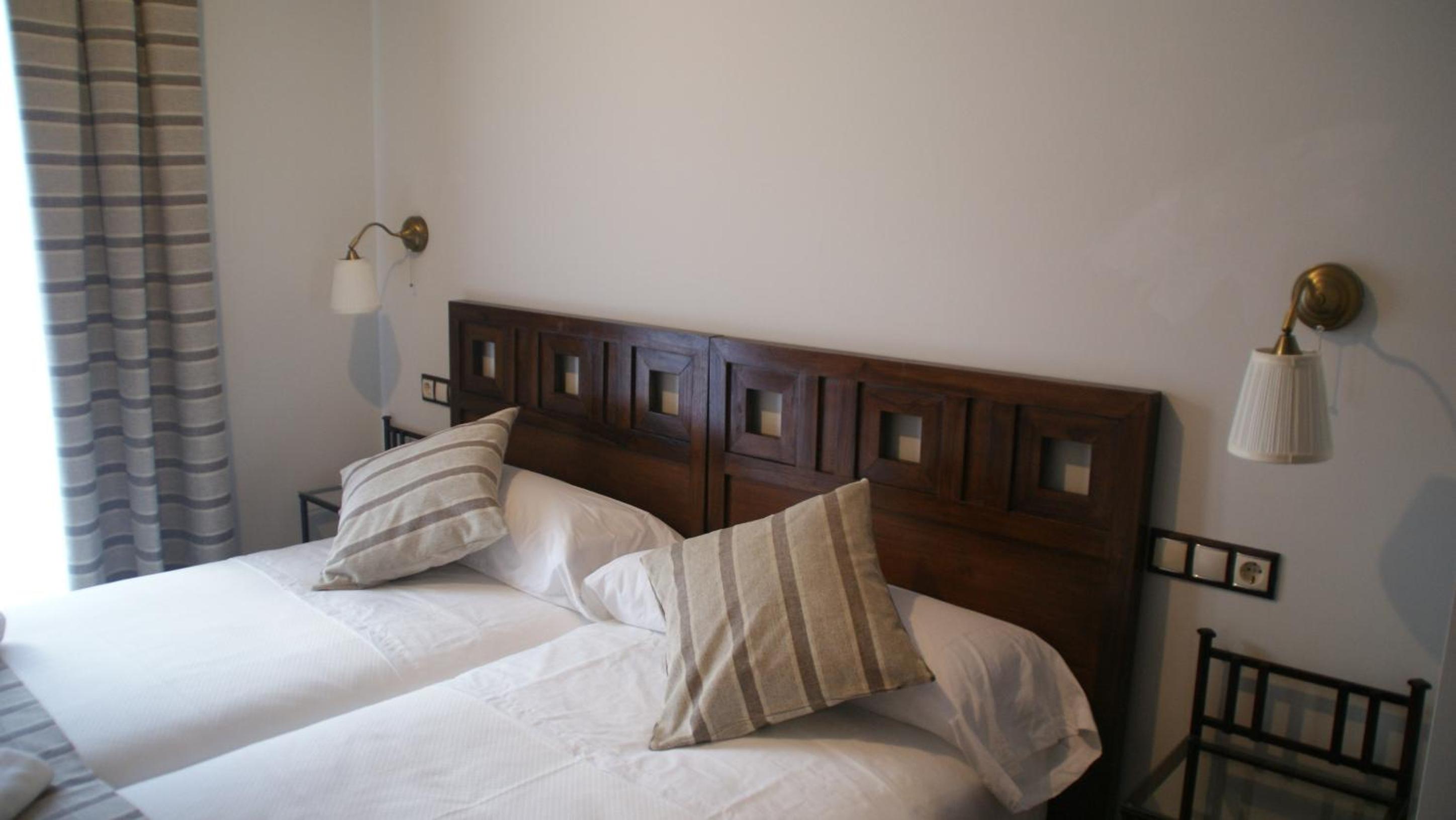 Twin Room with Private Bathroom photo 3