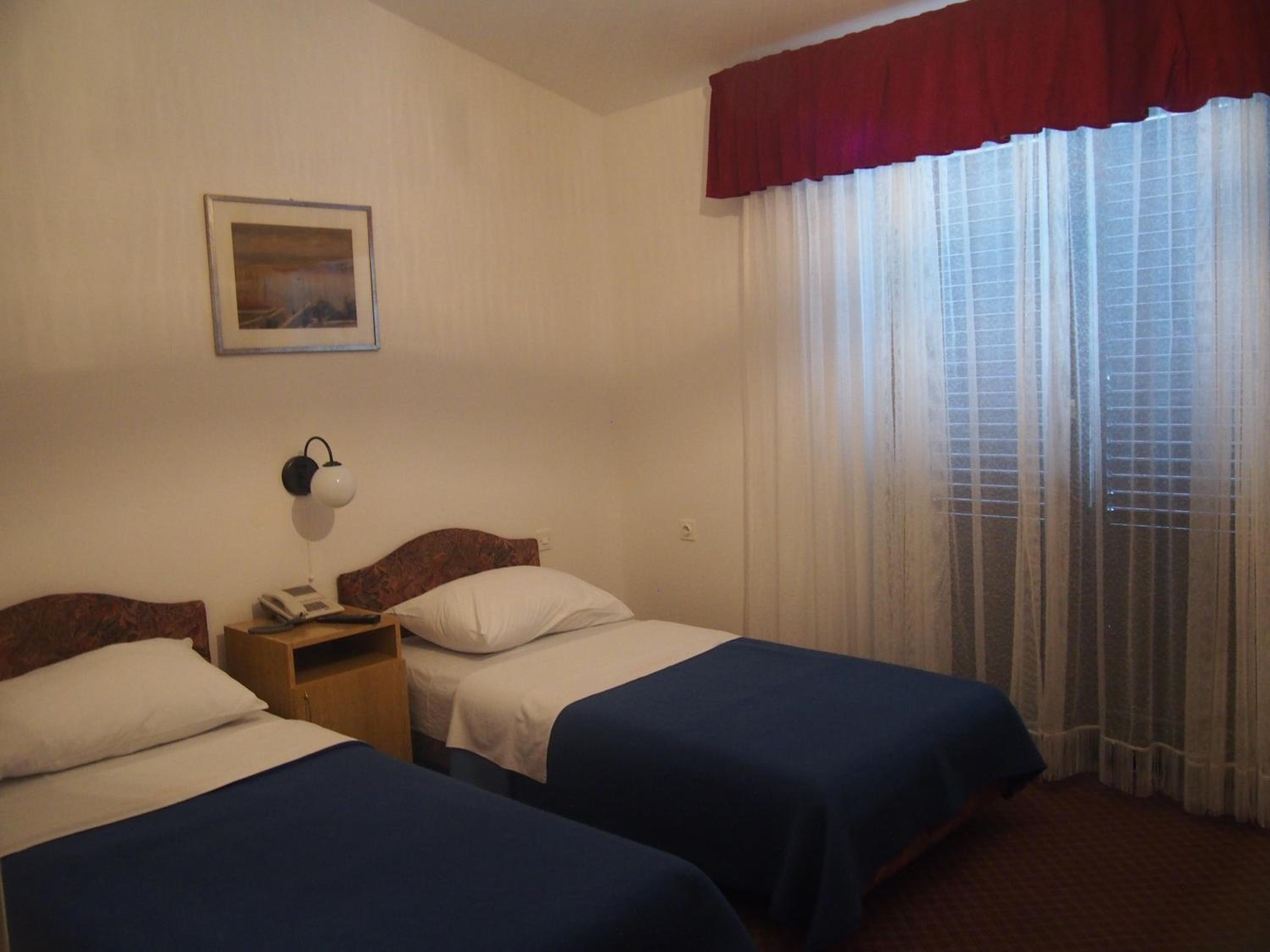 Twin Room with Balcony - Photo 4