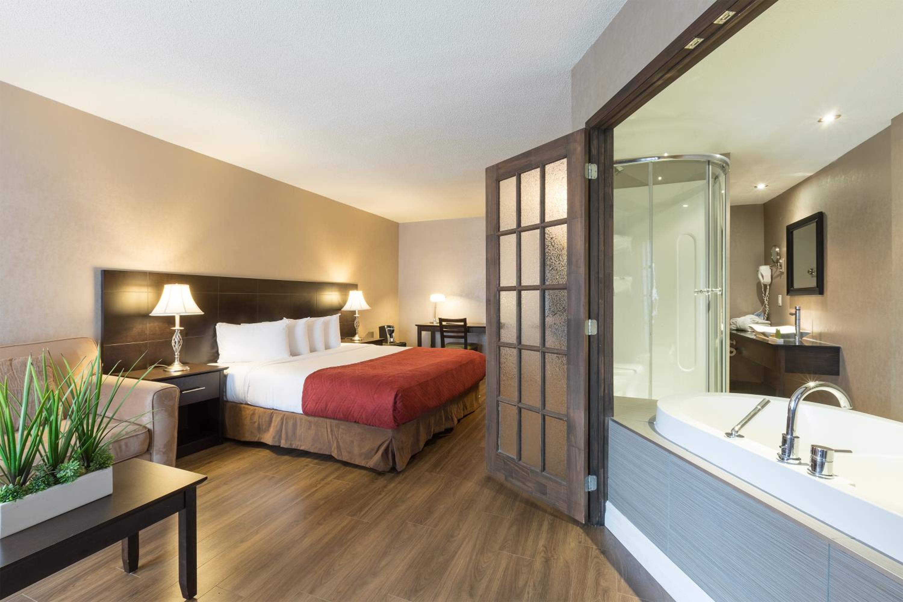 Deluxe King Room with Whirlpool - Photo 4