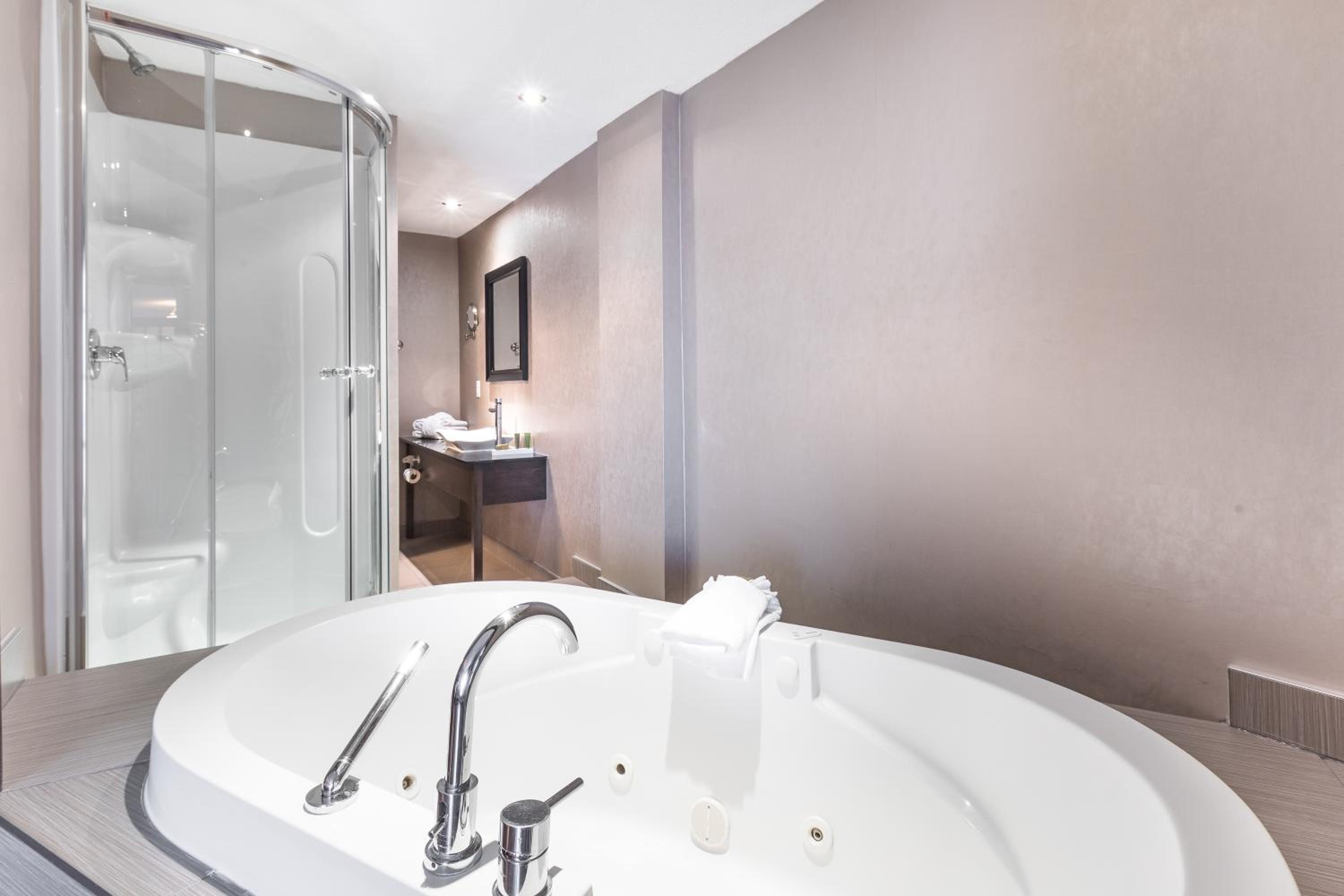 Deluxe King Room with Whirlpool - Photo 2