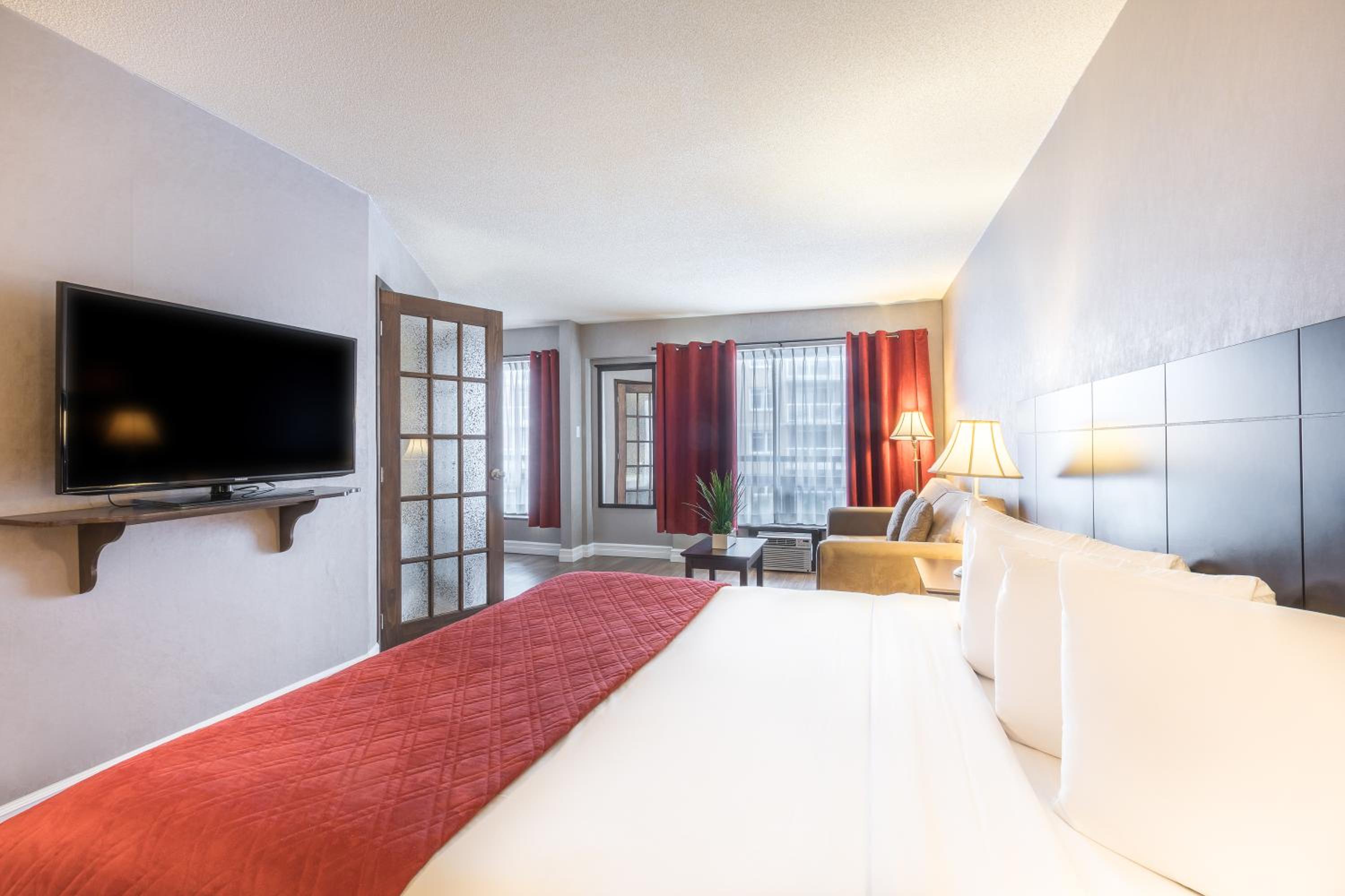 Deluxe King Room with Whirlpool - Photo 3