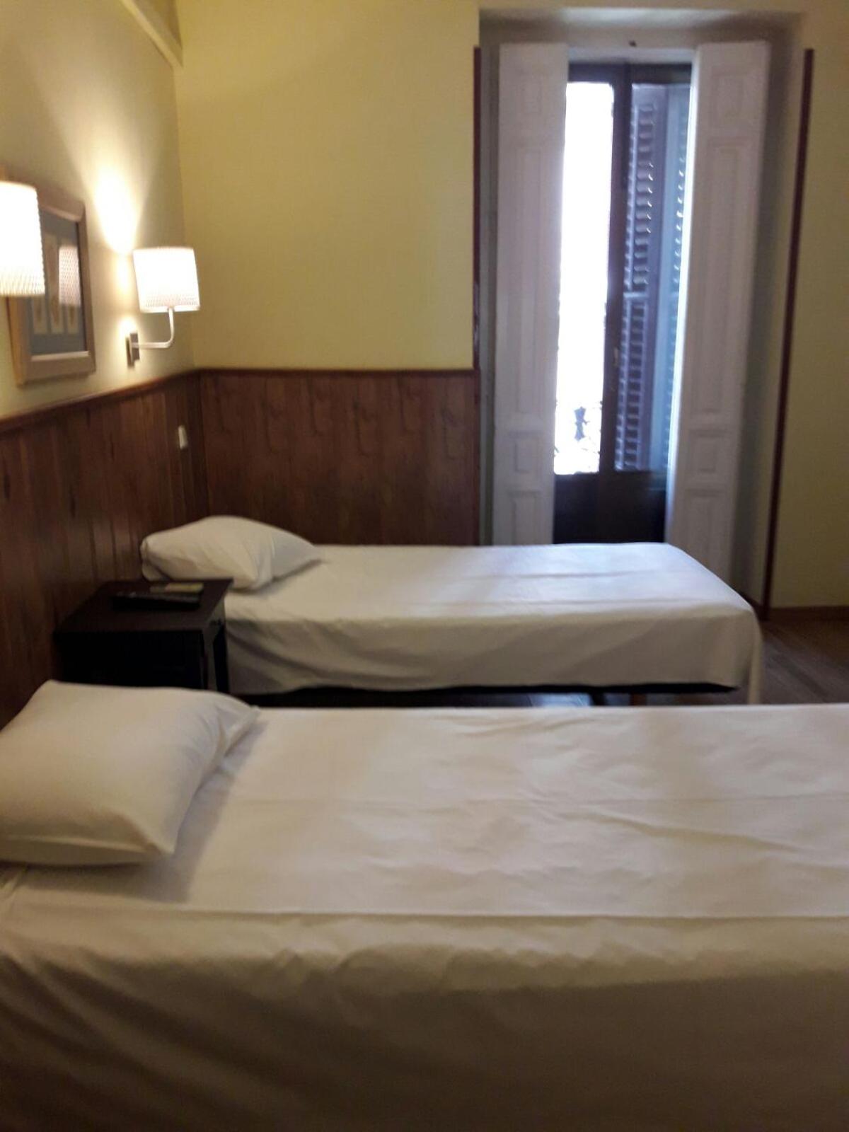 Twin Room - Photo 8