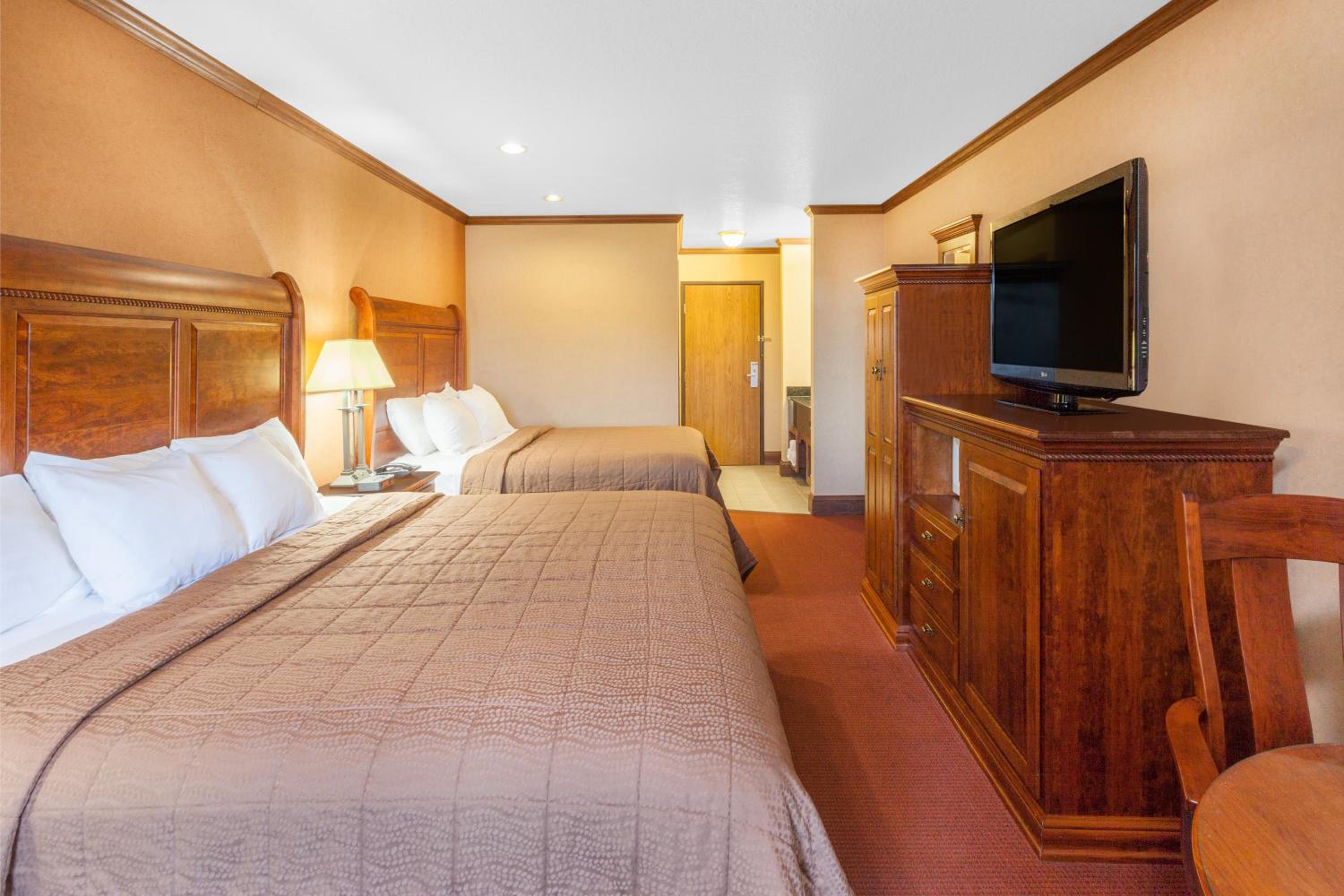 Queen Room with Two Queen Beds - Non-Smoking - Photo 2