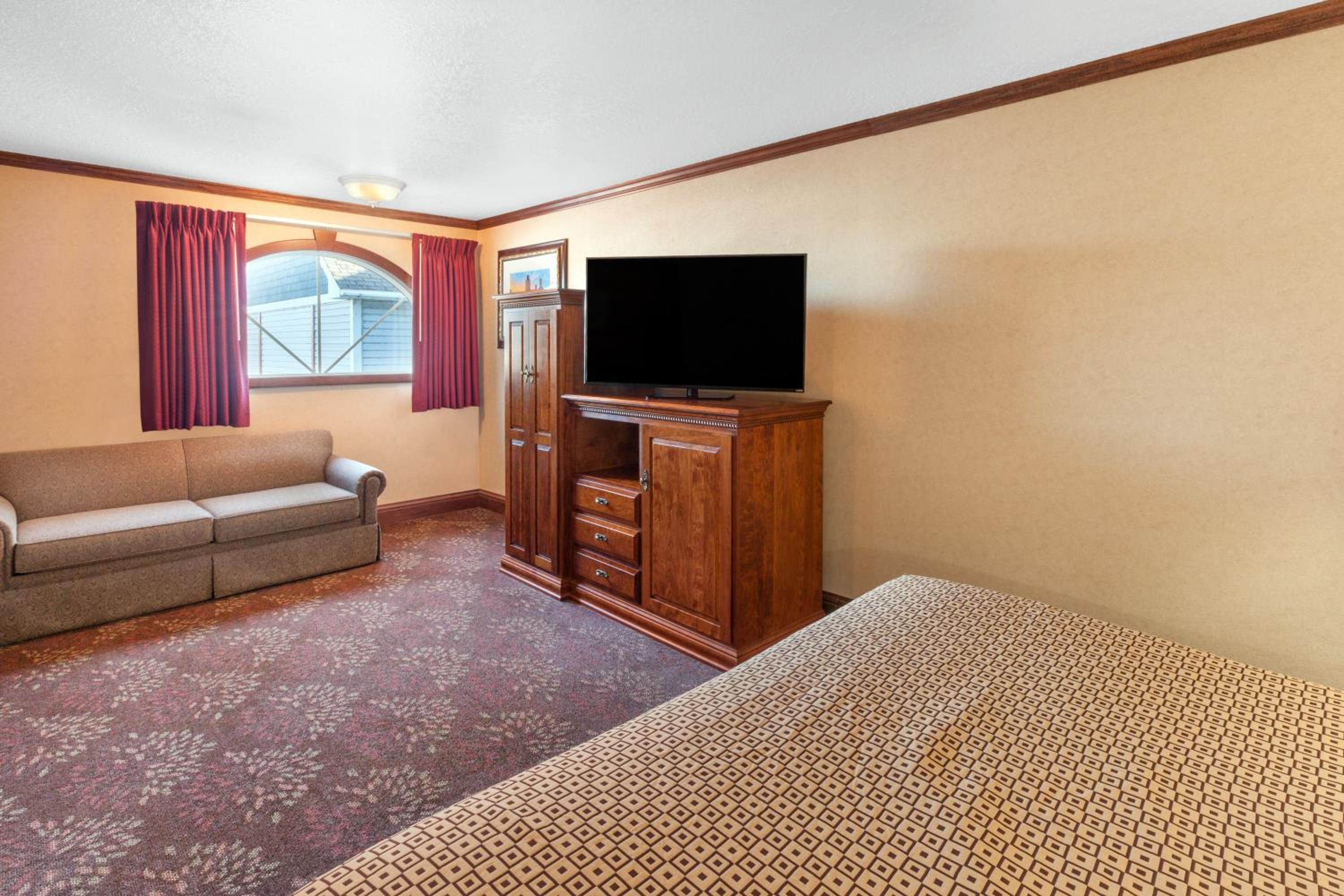 Deluxe King Suite - Photo 3