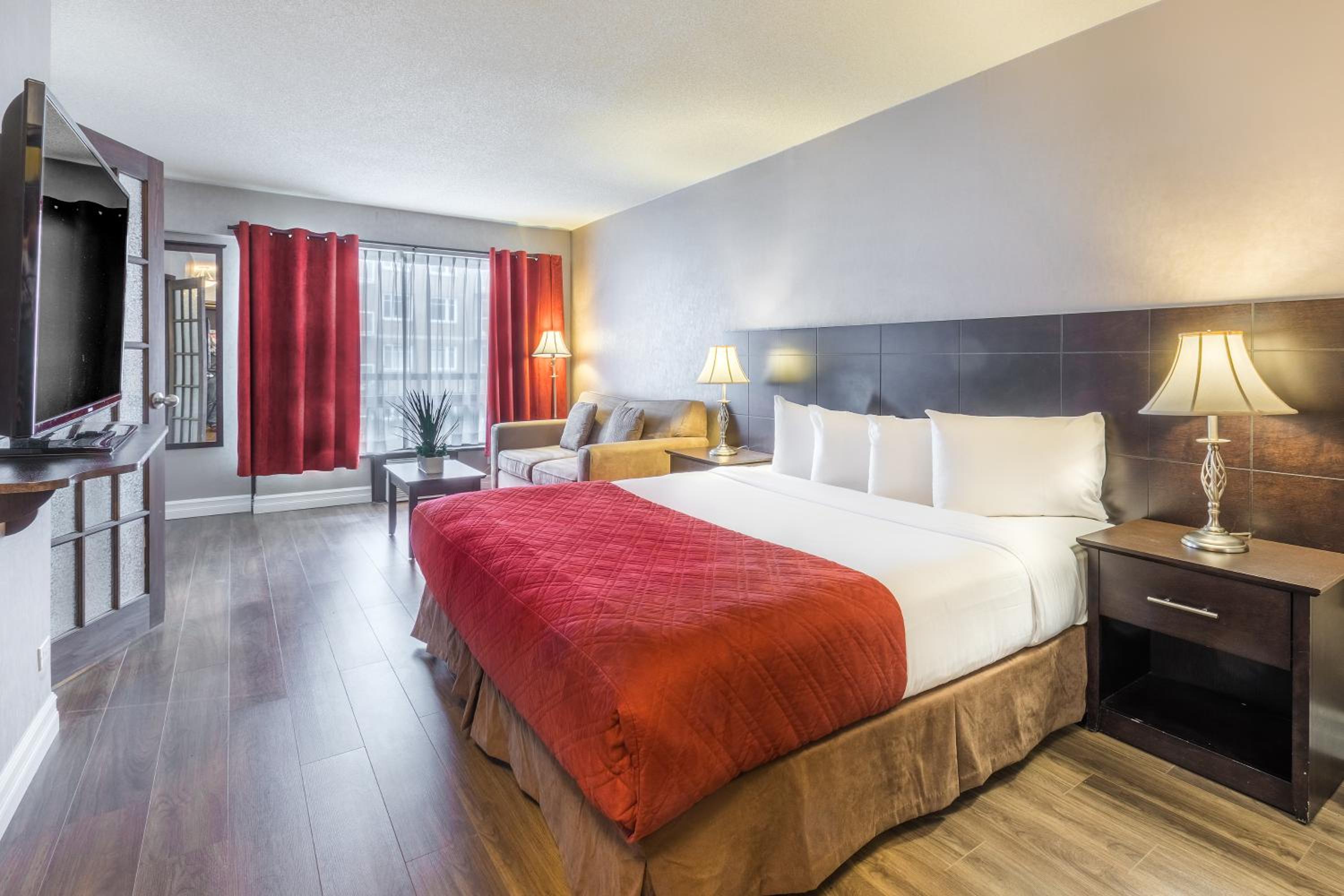 Deluxe King Room with Whirlpool - Photo 1