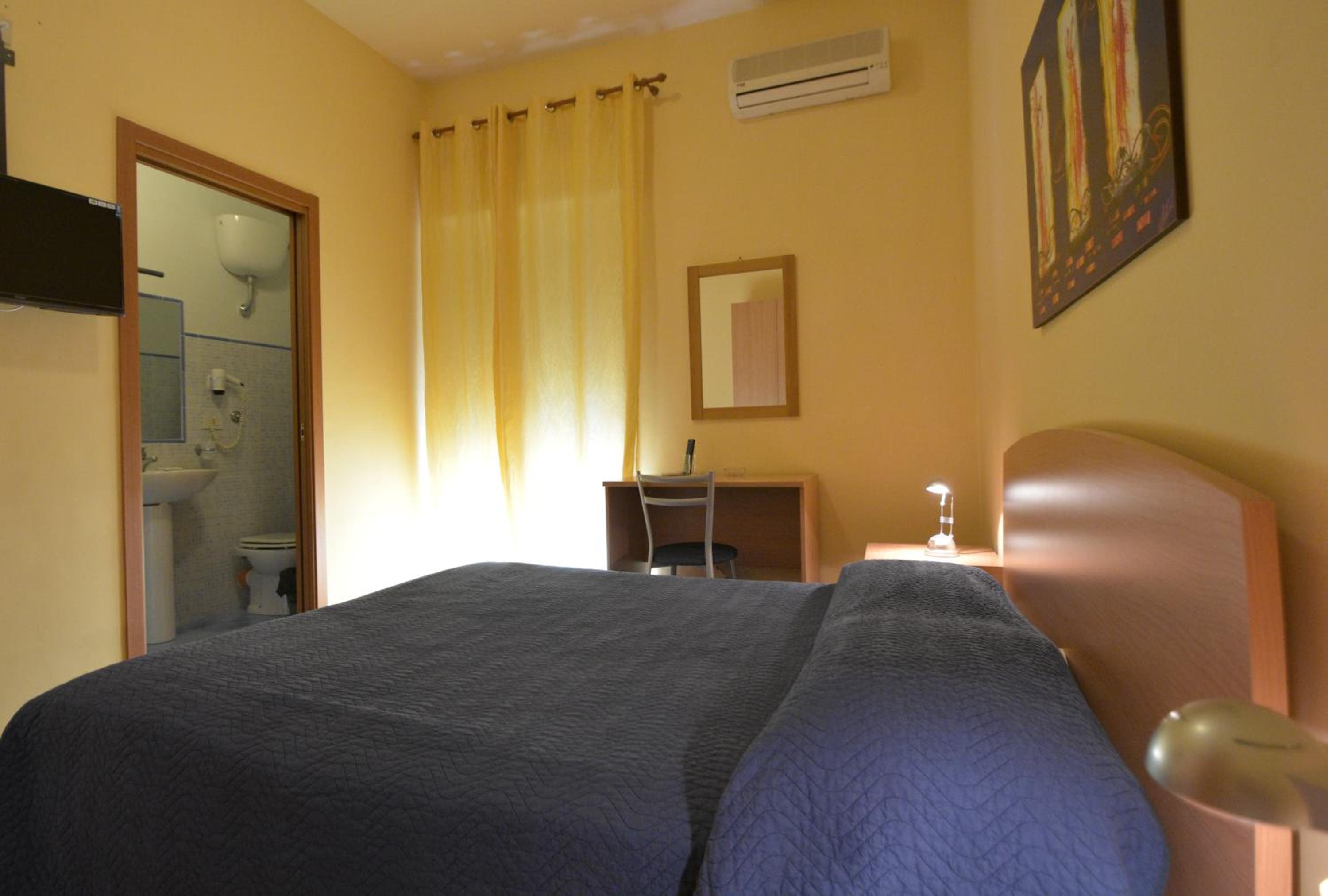 Double Room with Private Bathroom - Photo 1