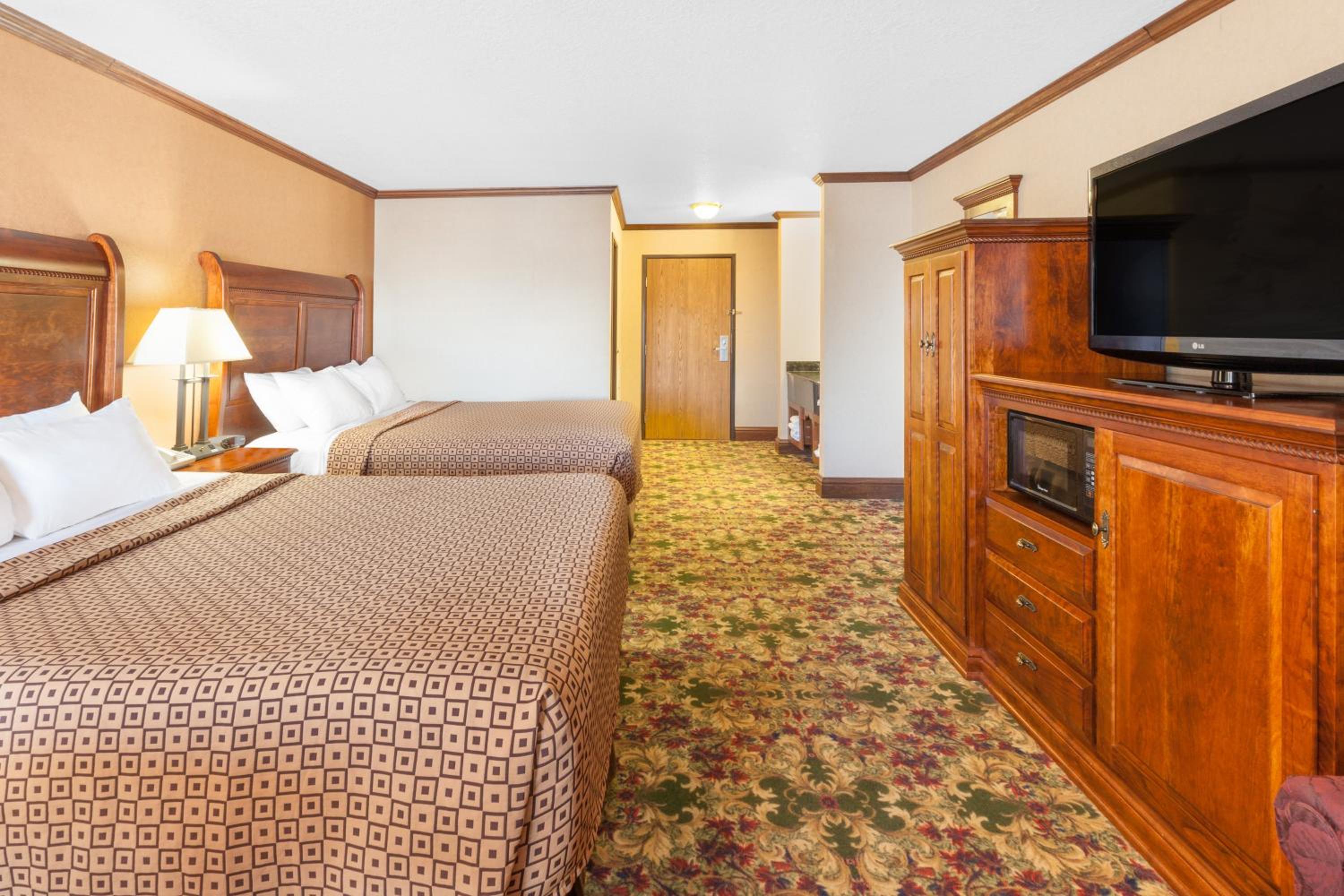 Queen Room with Two Queen Beds - Non-Smoking - Photo 6