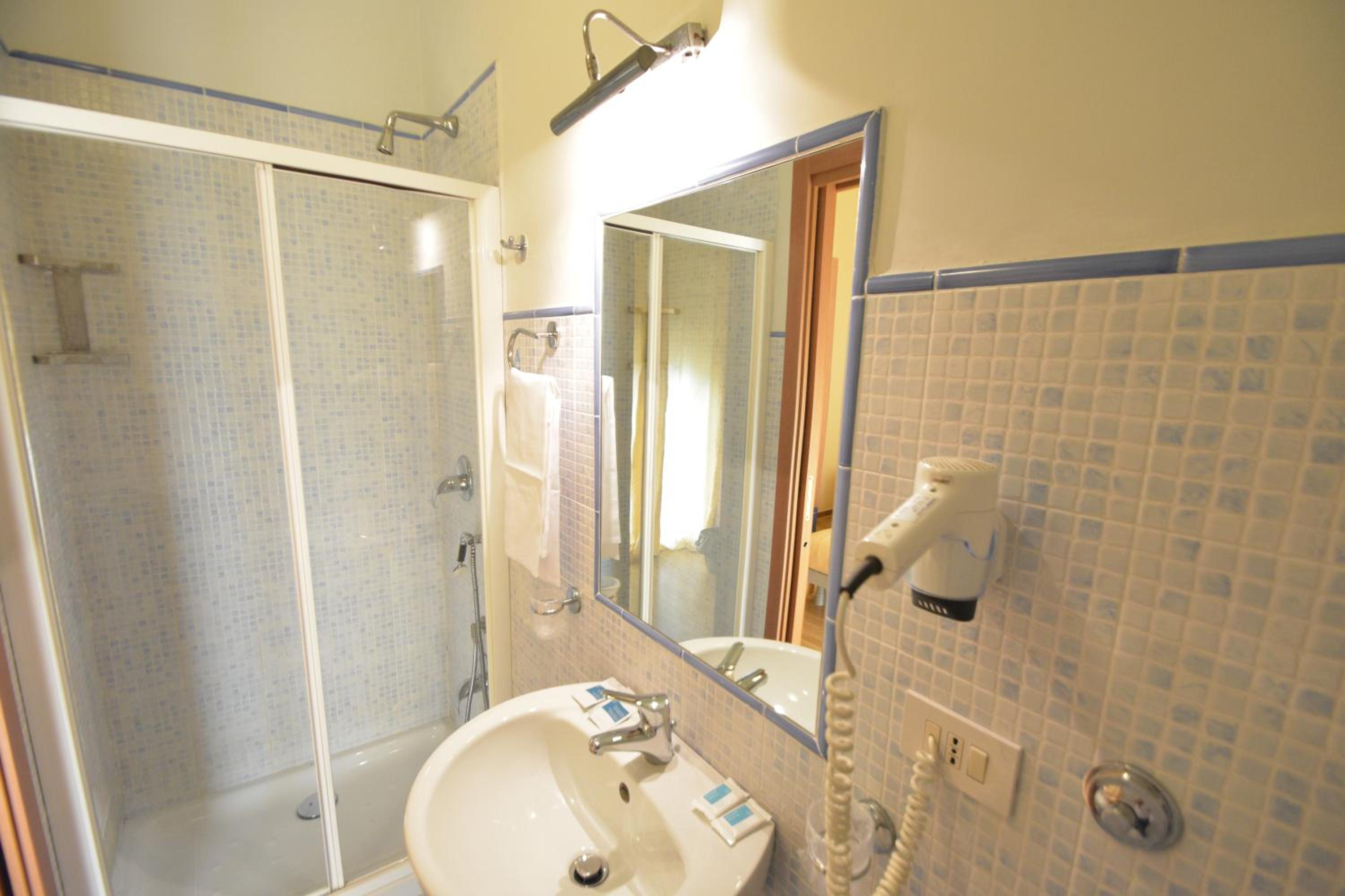 Double Room with Private Bathroom - Photo 4