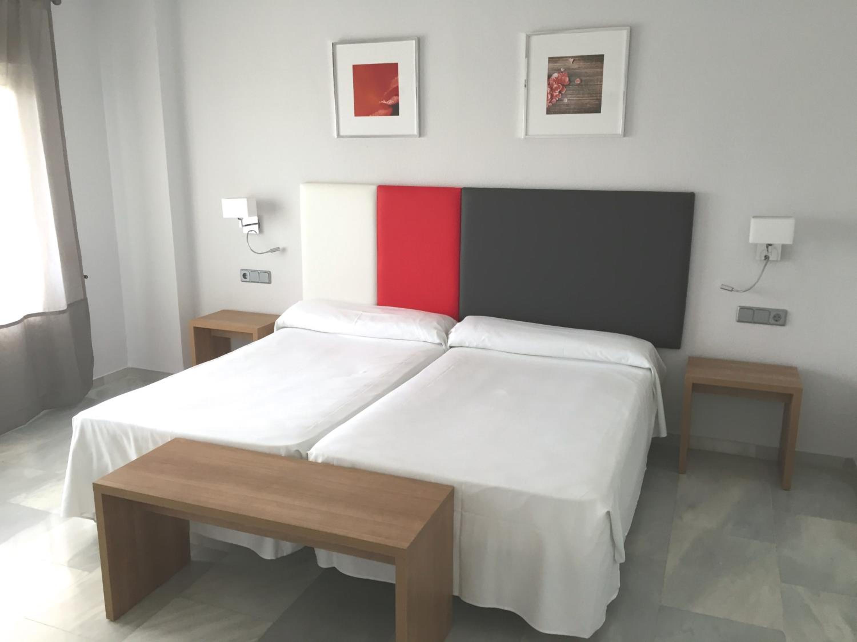 Three-Bedroom Apartment with Sea View - Photo 6