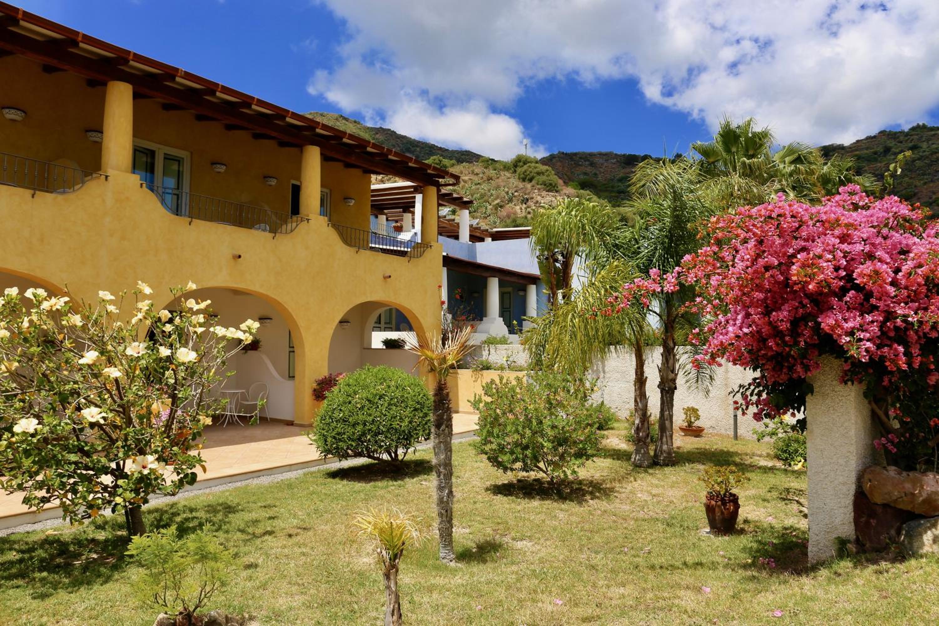 Double Room with Garden View - Photo 2