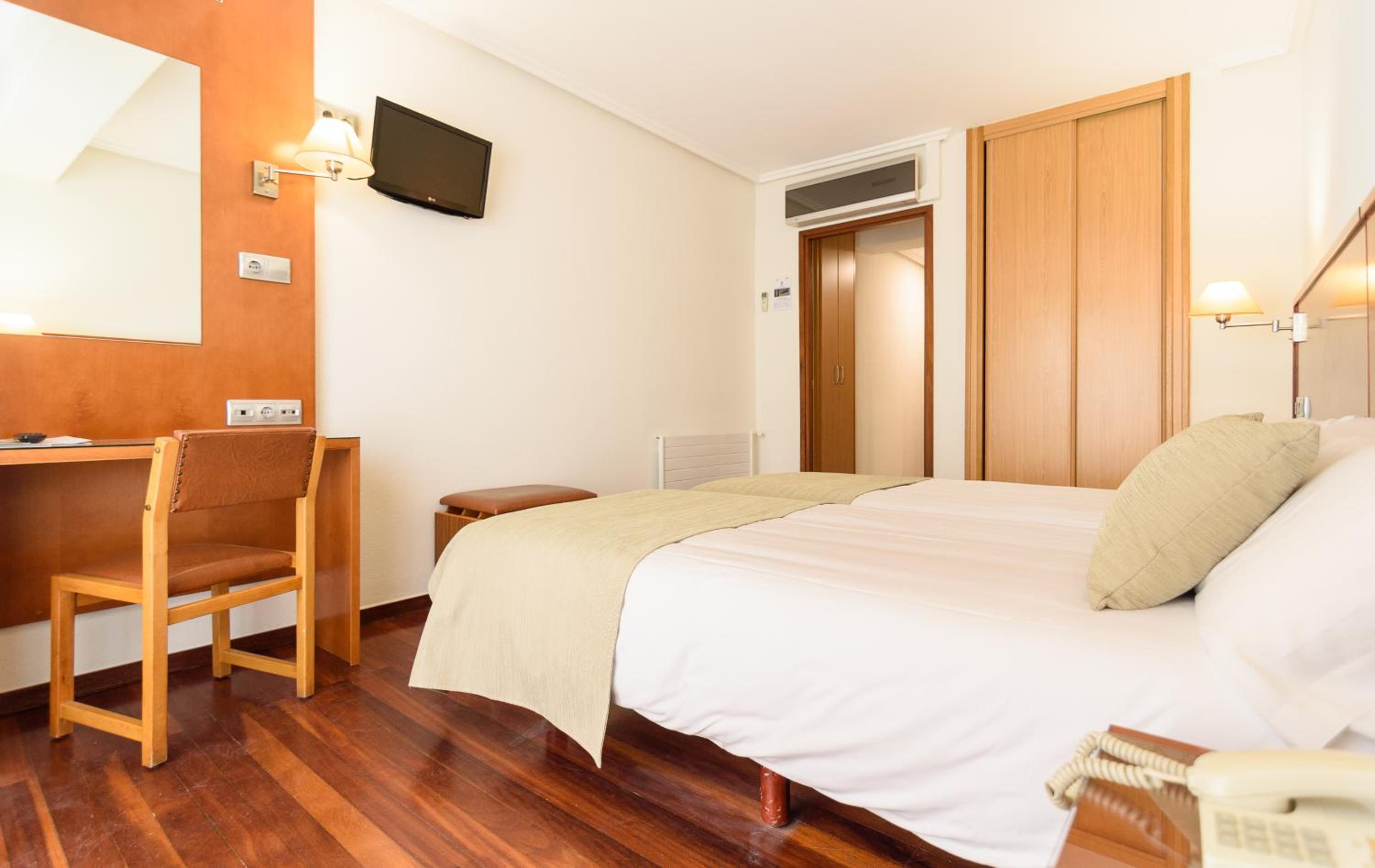 Double or Twin Room - Photo 11
