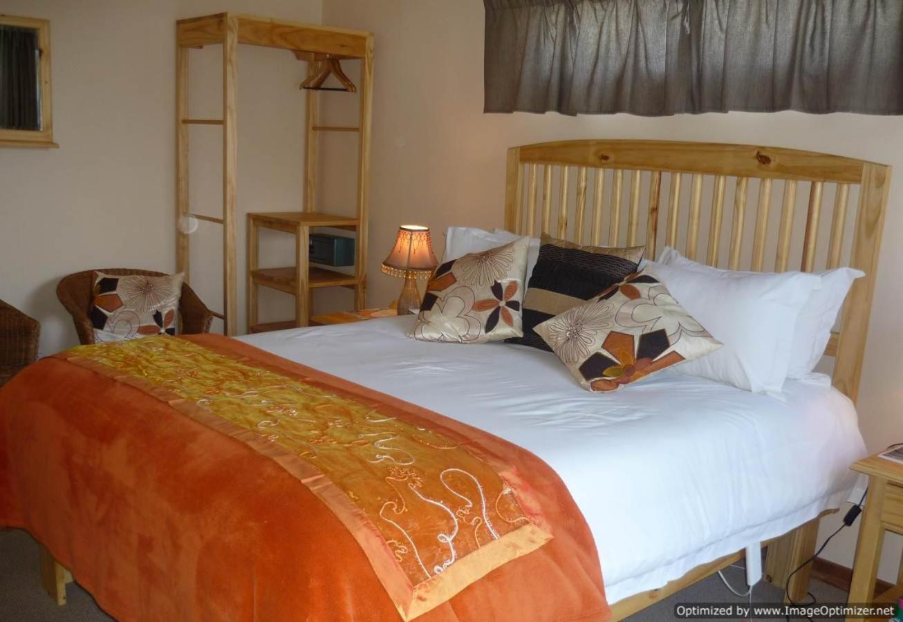 Queen Room with Pool View photo 3