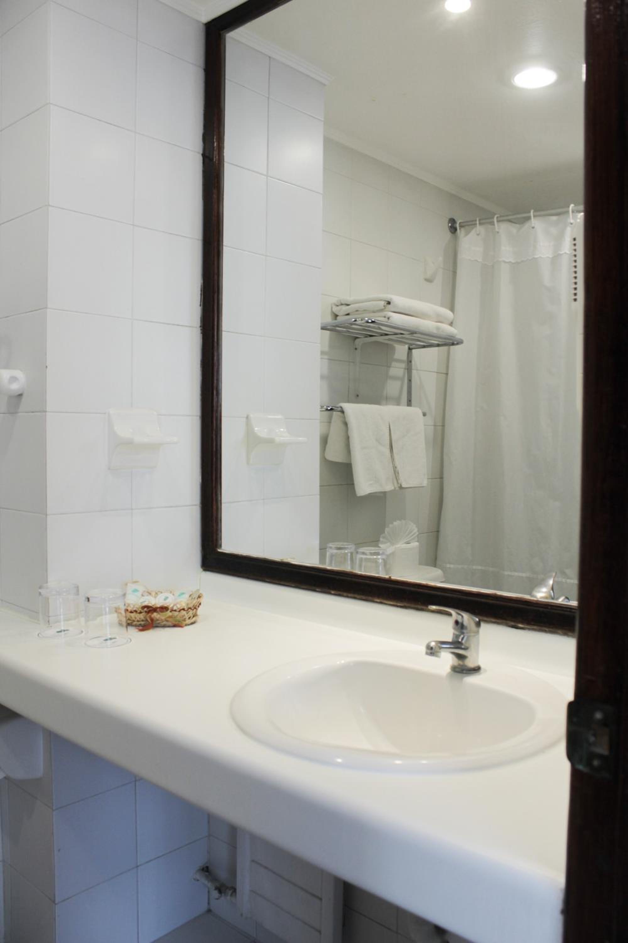 Standard Double Room - Photo 7