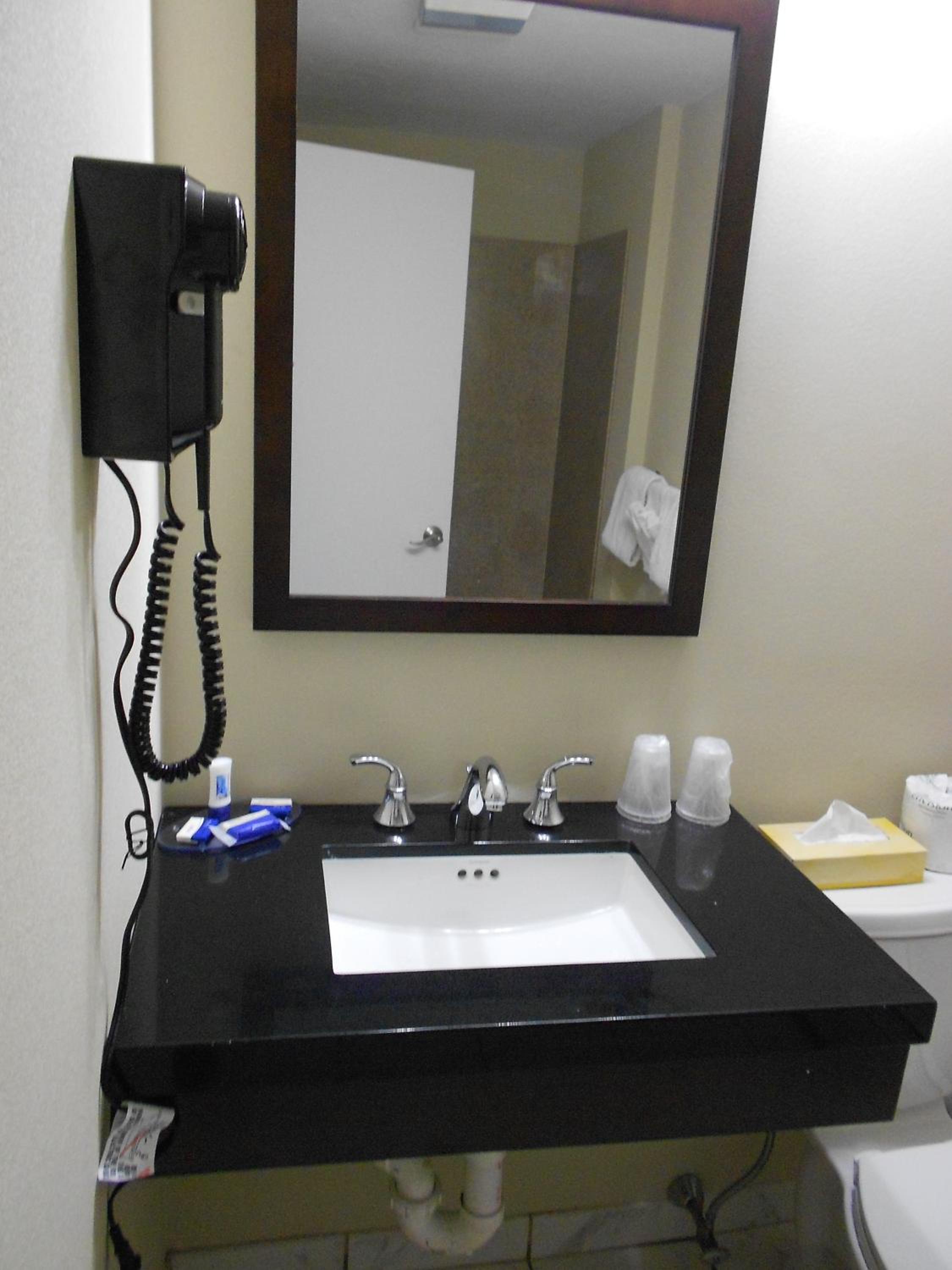 Deluxe King Room - Photo 8