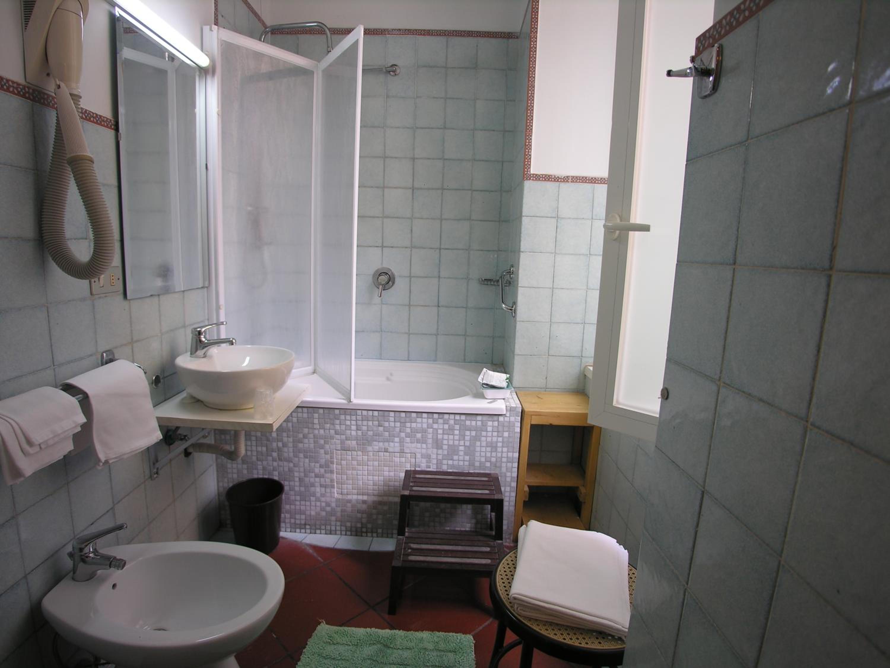 Double or Twin Room - Photo 4