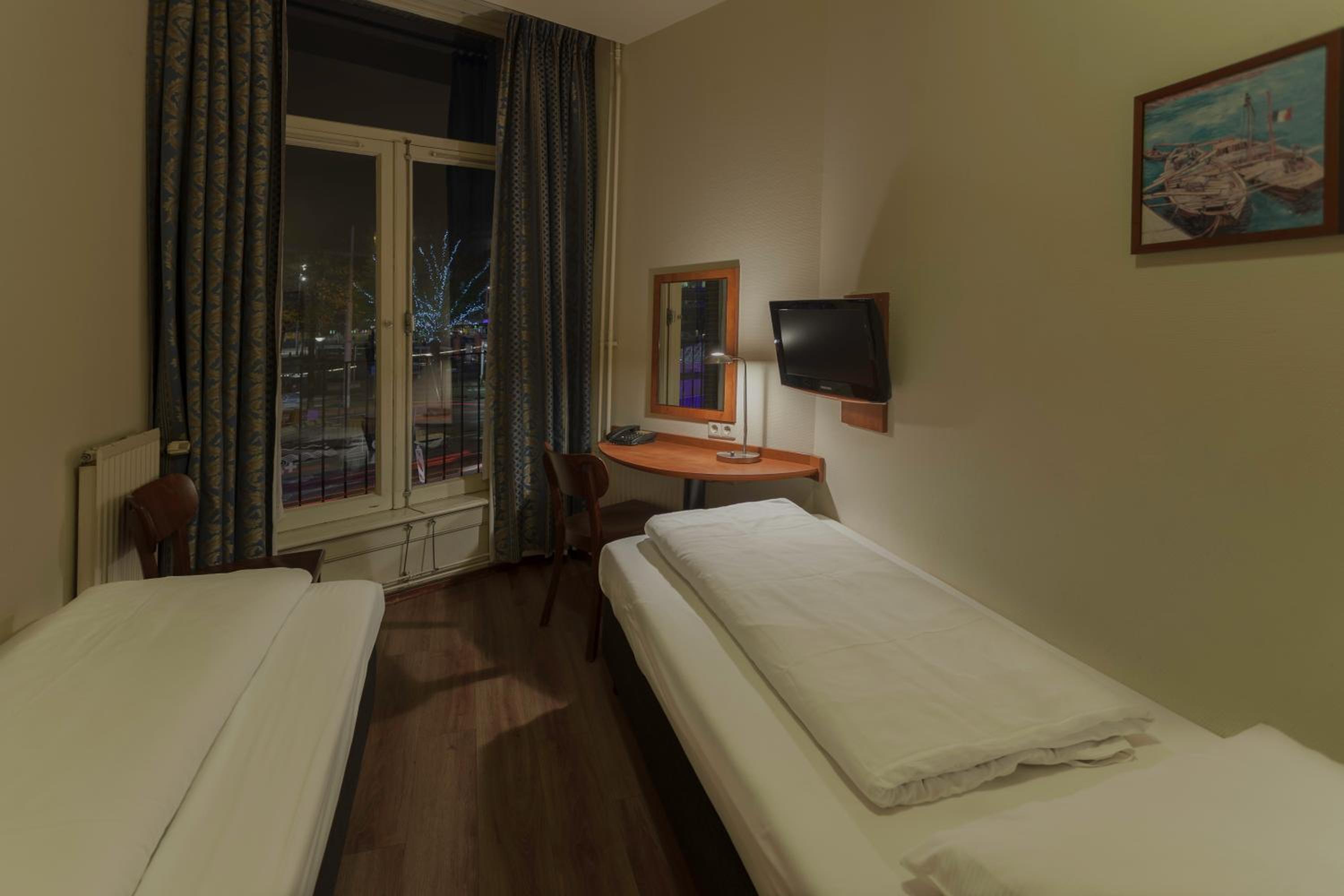 Standard Twin Room thumbnail 5