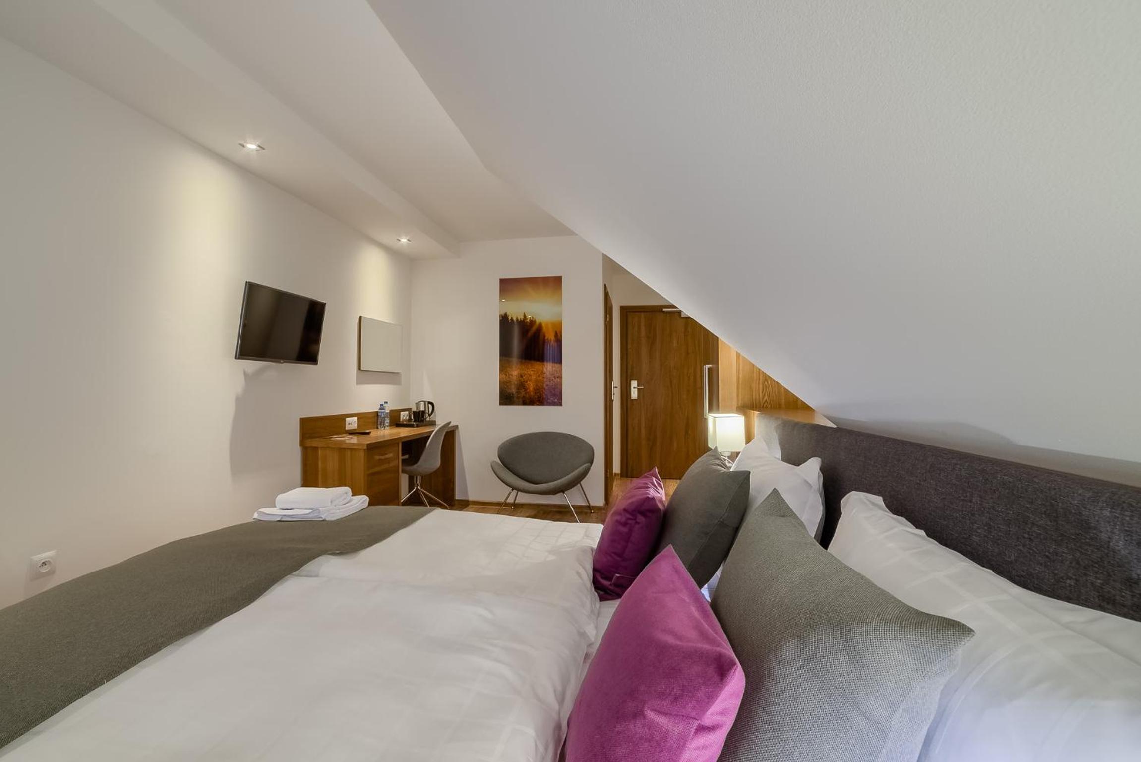 Standard Twin Room - Photo 3