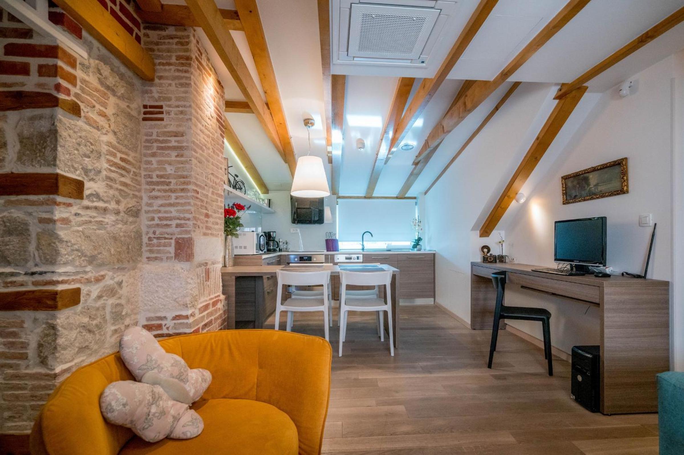 Deluxe Apartment