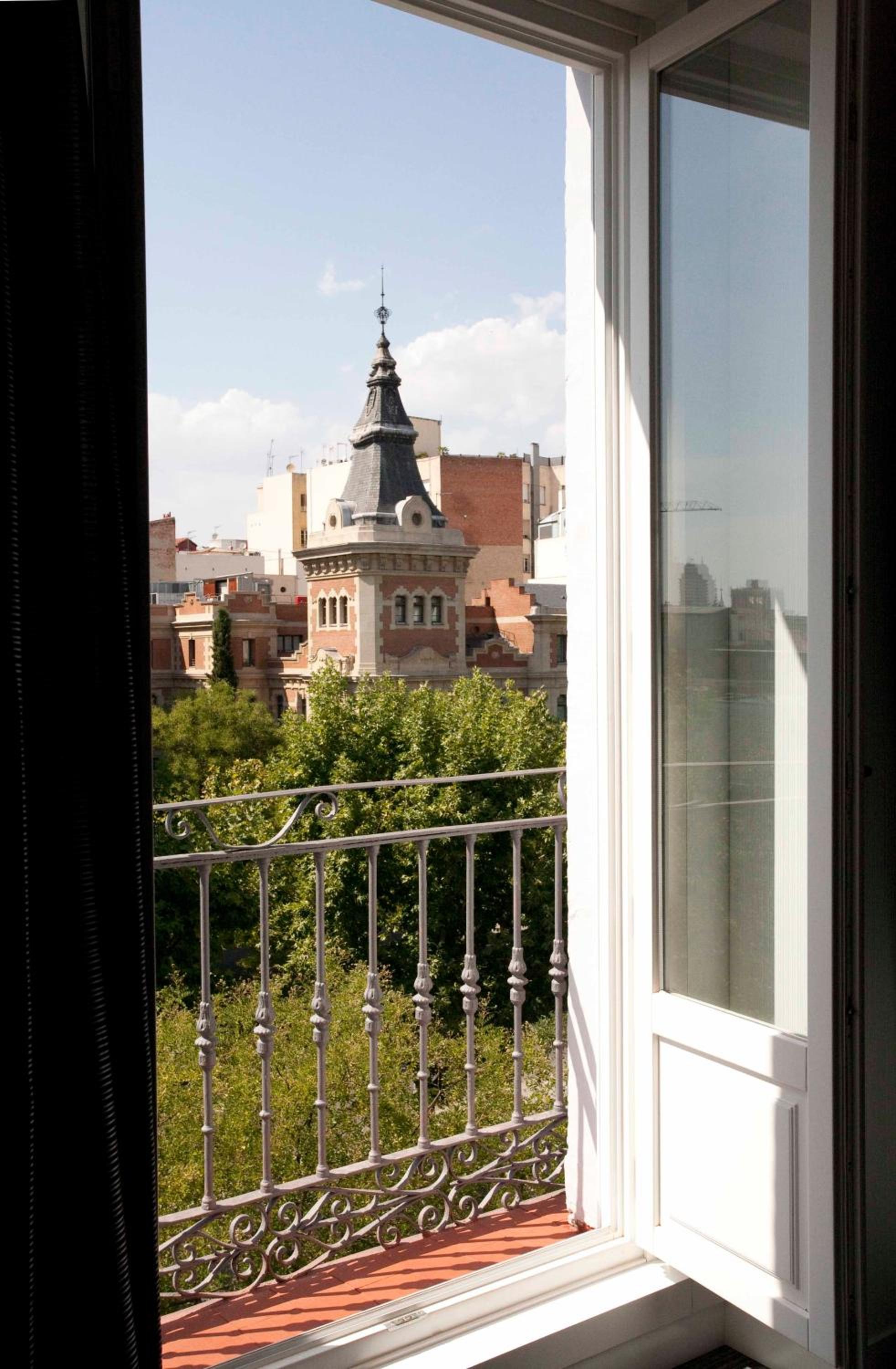 Double Superior Room with views and Balcony - Photo 8