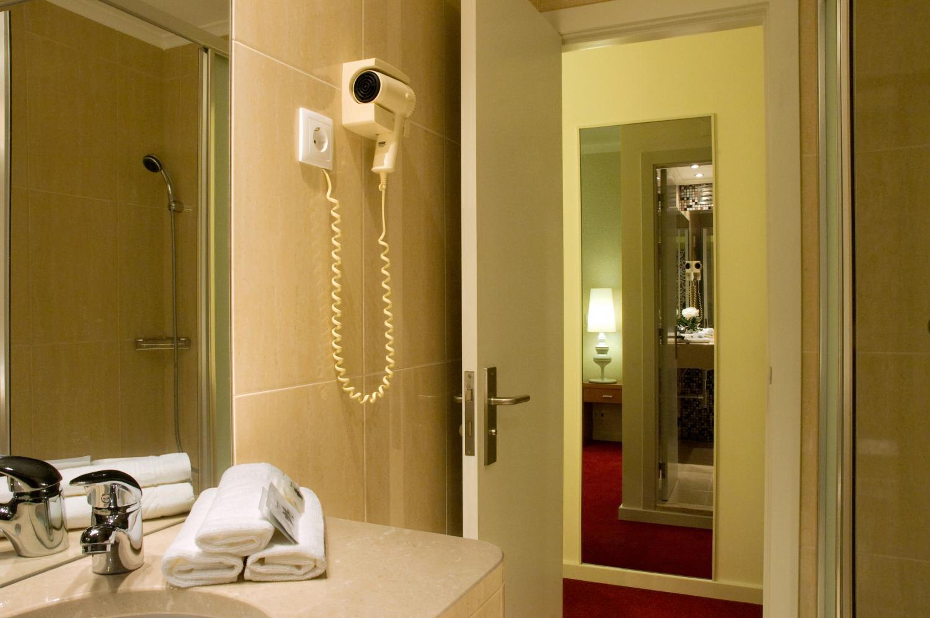 Double or Twin Room - Photo 5