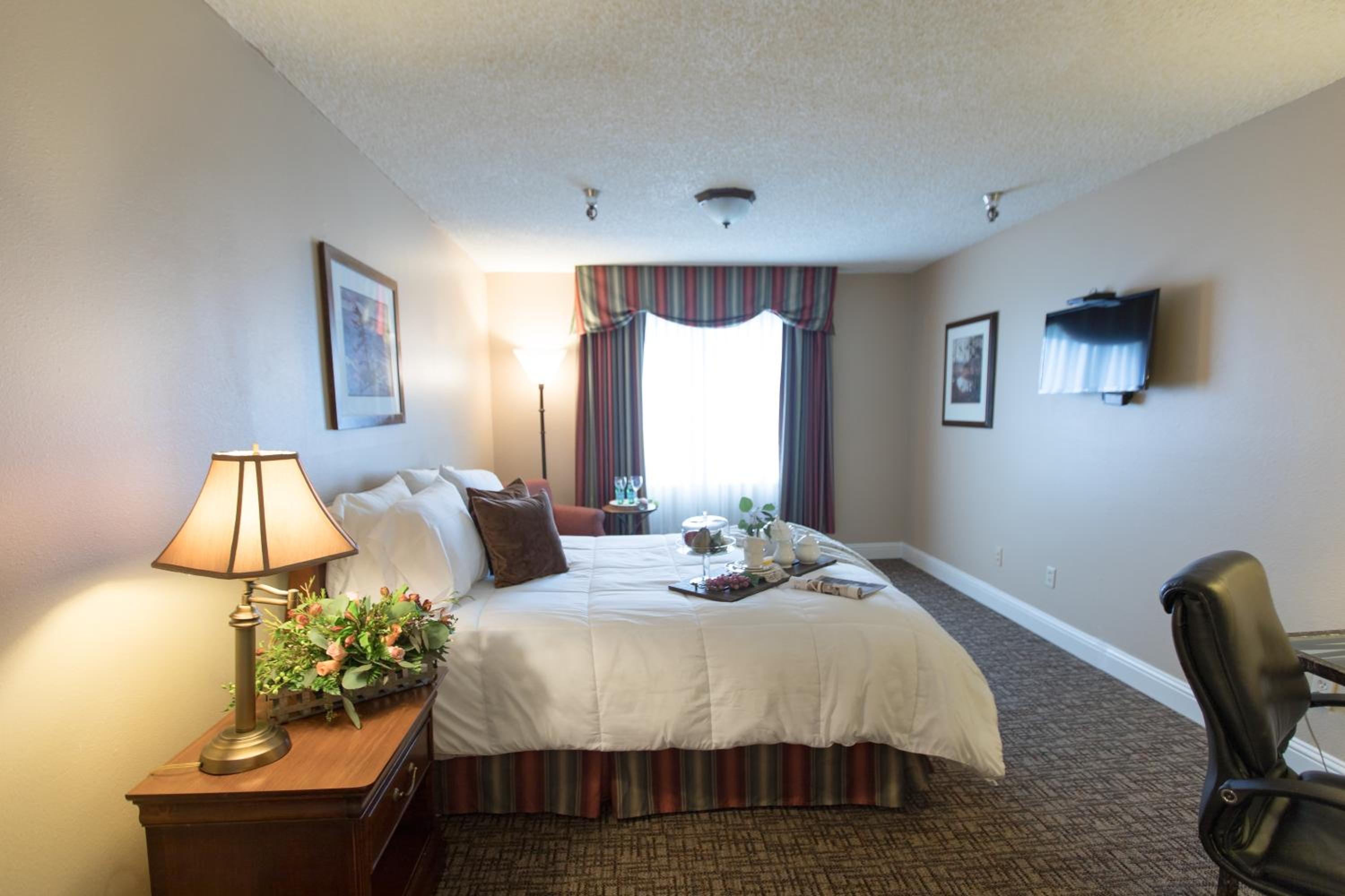 One-Bedroom King Suite with Water View - Non-Smoking - Photo 3