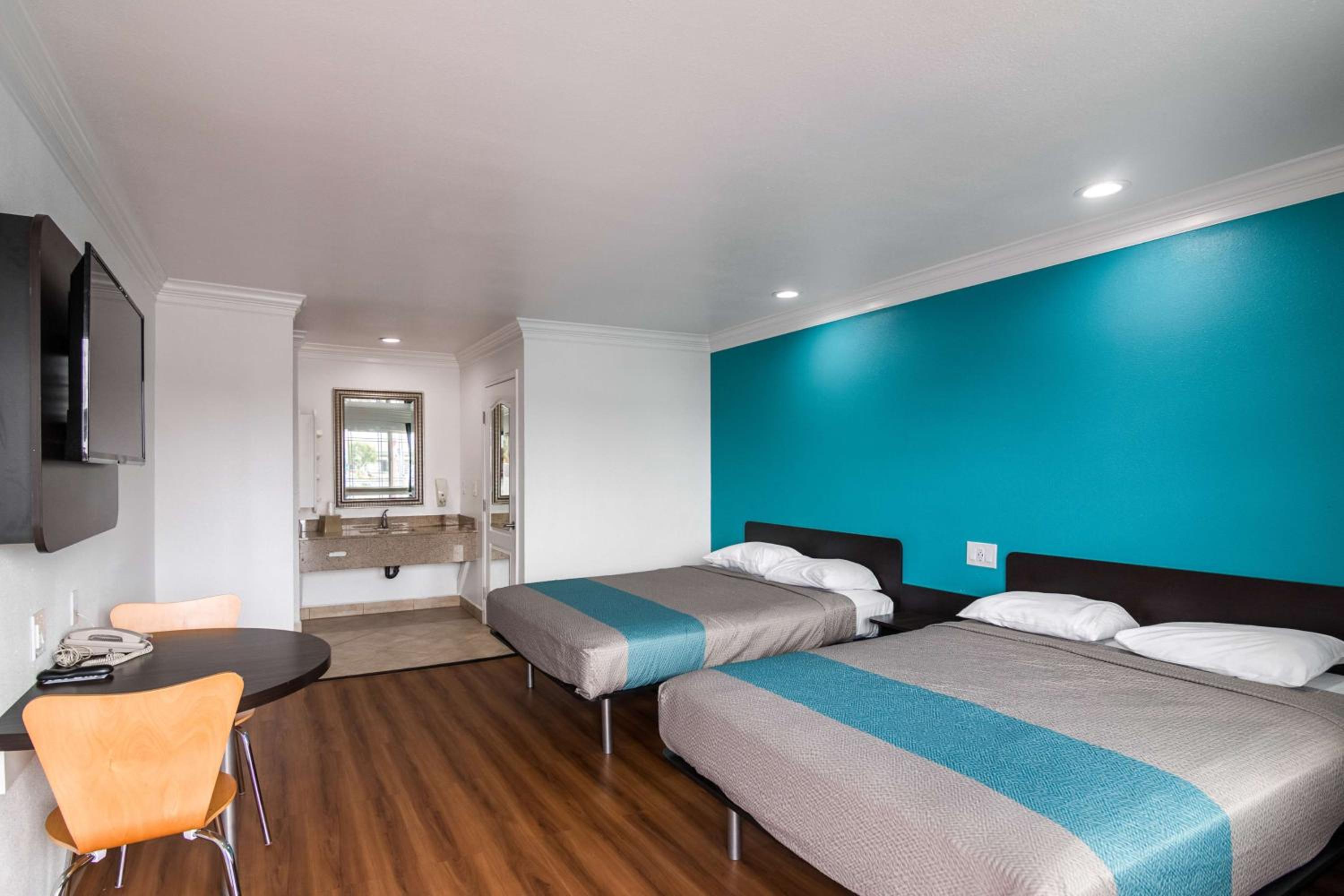 Deluxe Queen Room with Two Queen Beds - Non-Smoking - Photo 2