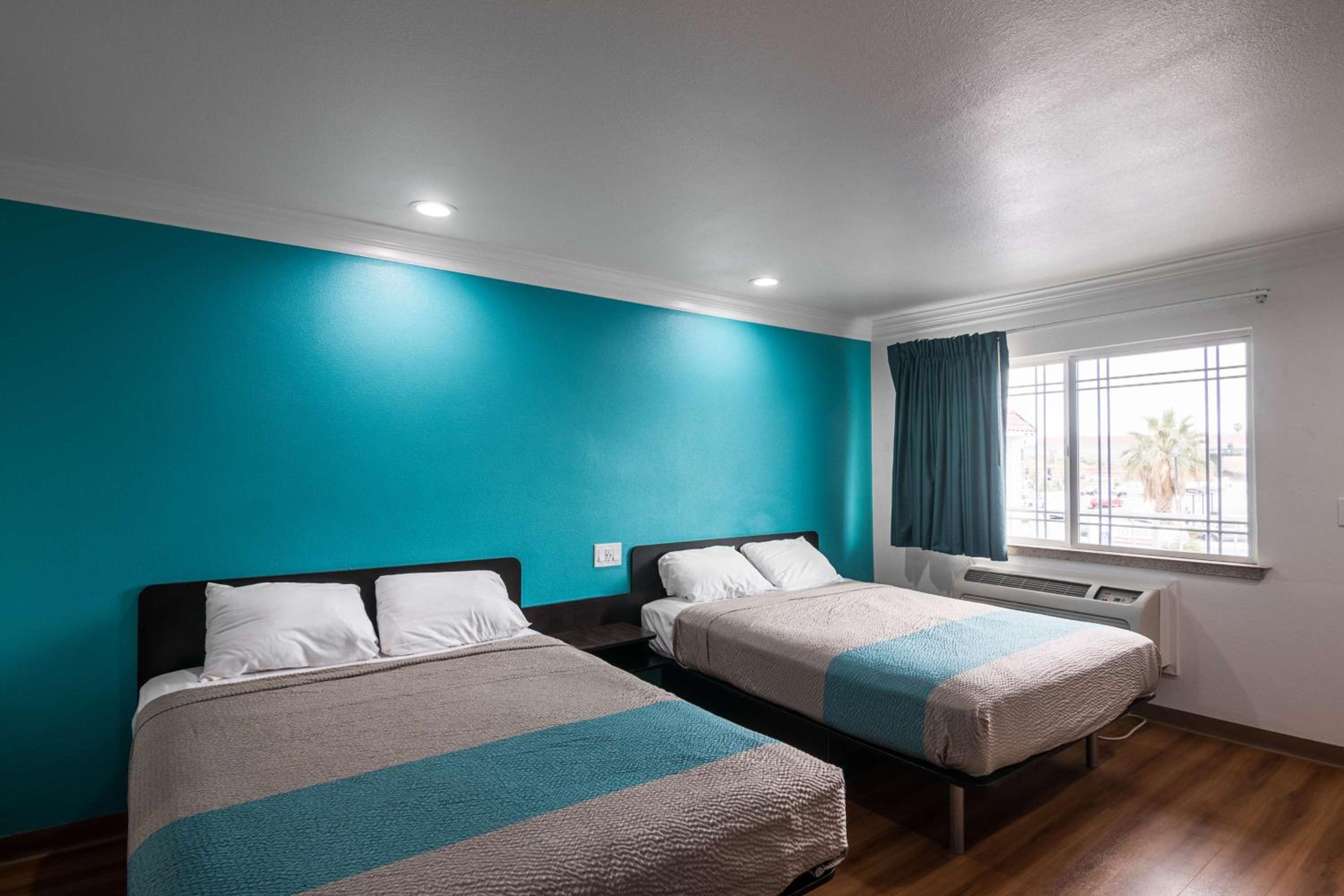 Deluxe Queen Room with Two Queen Beds - Non-Smoking - Photo 9